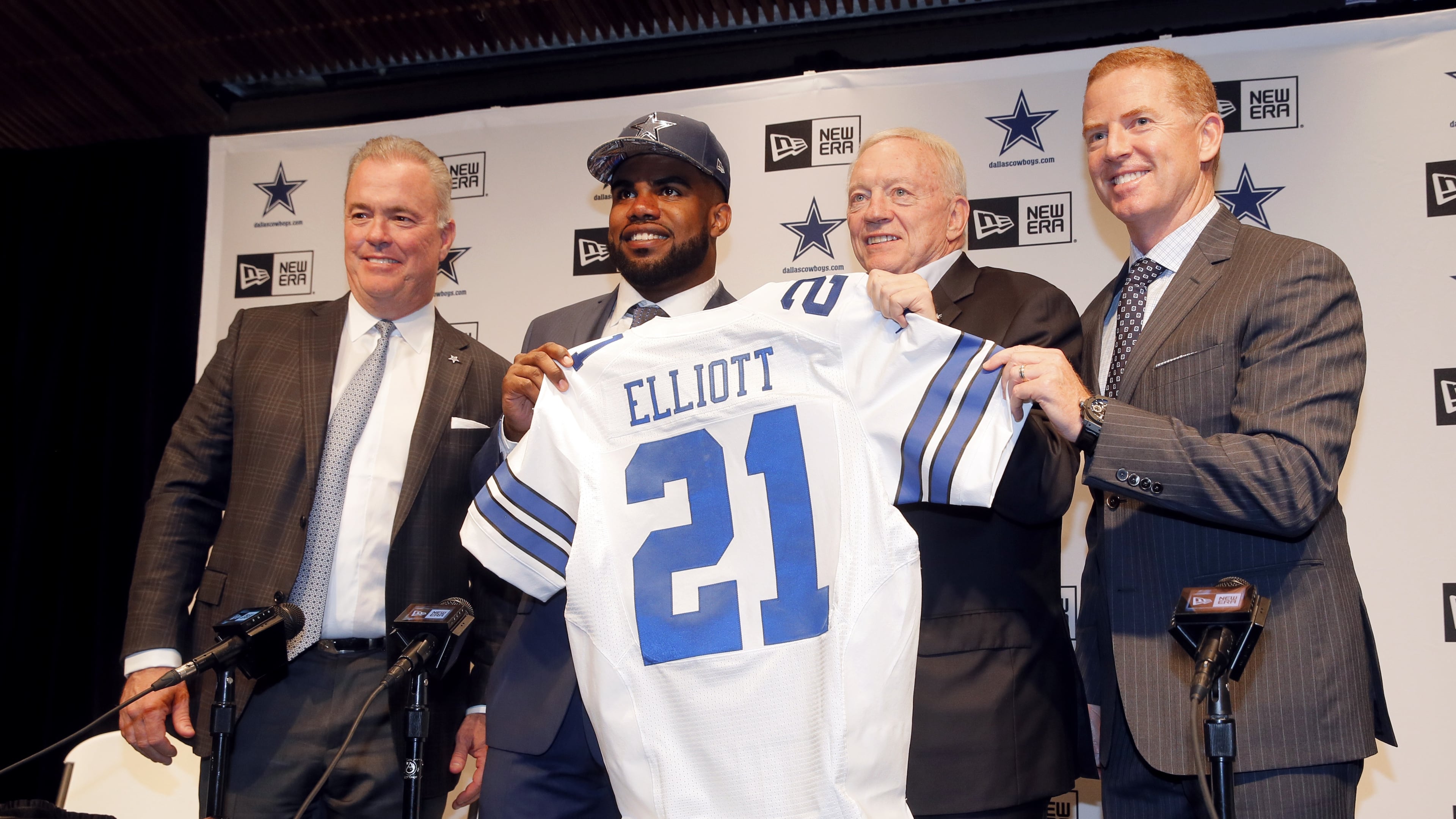 Dallas Cowboys NFL football first-round draft pick Ezekiel Elliott, second from left, poses for photos with his new jersey and director of player personnel Stephen Jones, left, team owner Jerry Jones, second from right, and head coach Jason Garrett, right, after a news conference at the team's training facility, Friday, April 29, 2016, in Irving, Texas. (AP Photo/Tony Gutierrez)
