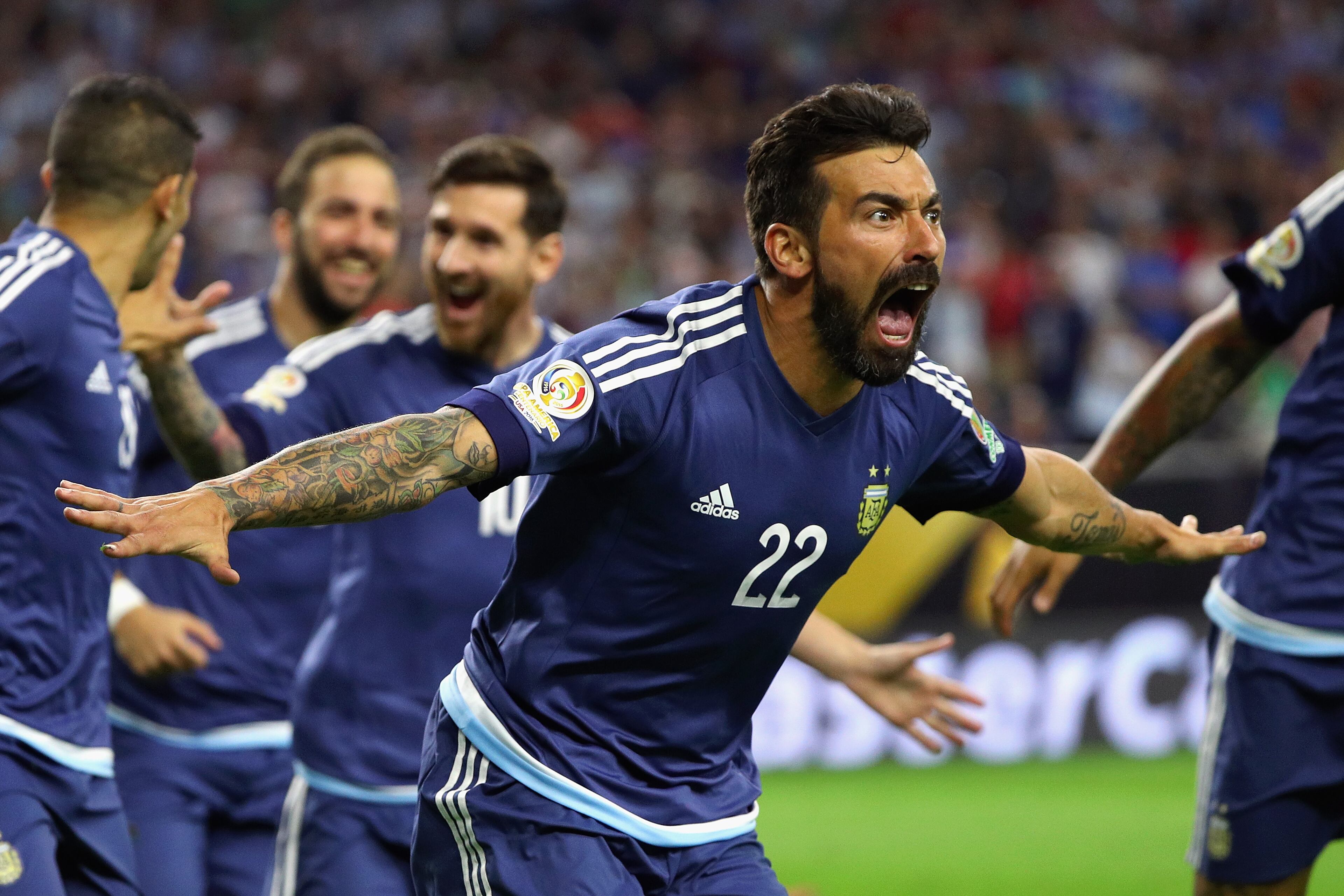 HOUSTON, TX - JUNE 21: Ezequiel Lavezzi #22 of Argentina celebrates scoring a first half goal against the United States during a 2016 Copa America Centenario Semifinal match at NRG Stadium on June 21, 2016 in Houston, Texas. (Photo by Scott Halleran/Getty Images)