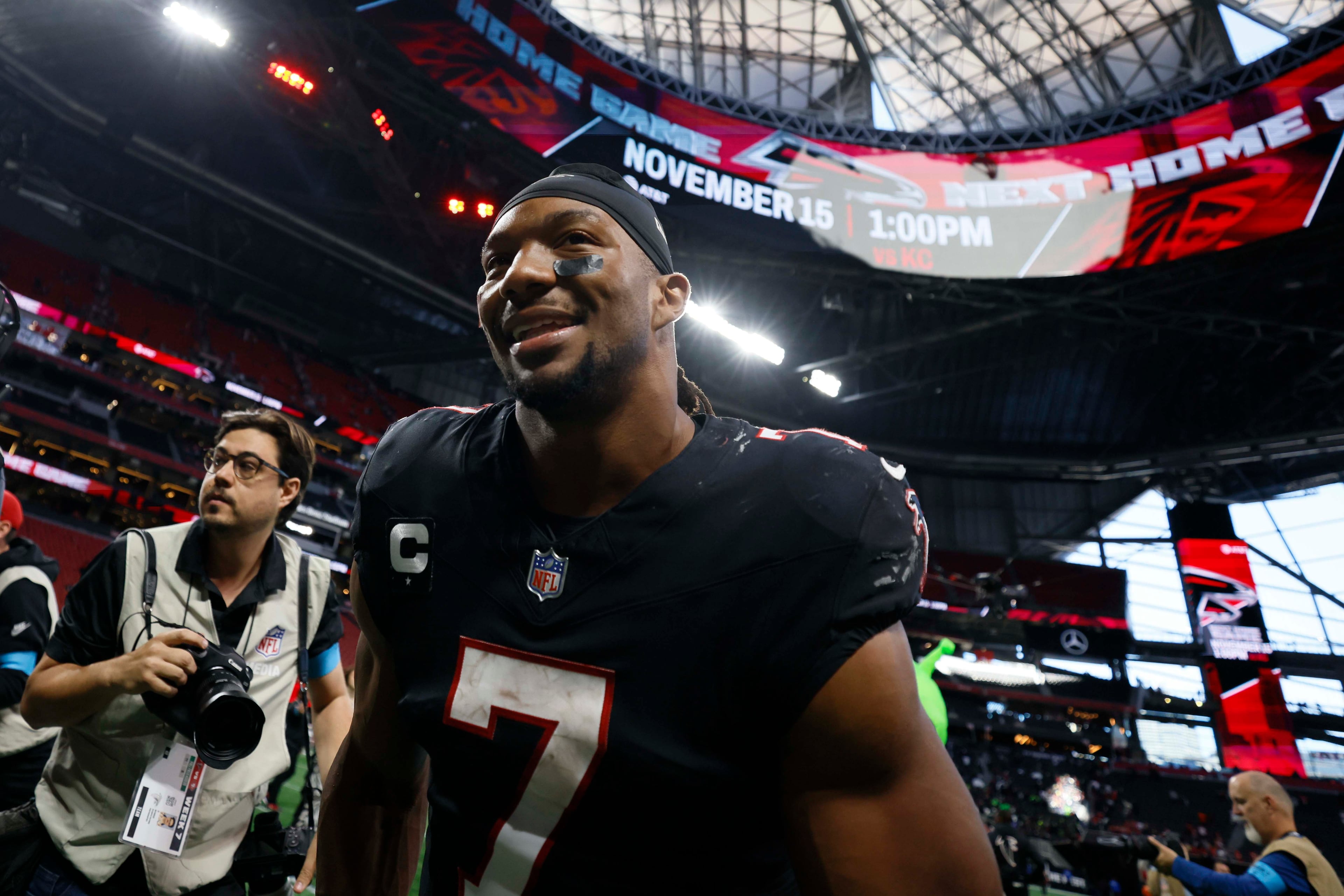 Atlanta Falcons running back Bijan Robinson (7) smiles as he leaves the field after the Falcons’ 29-20 win over the San Francisco 49ers at Mercedes-Benz Stadium in Atlanta, GA, on Sunday, Oct. 25, 2026. (Miguel Martinez/AJC)