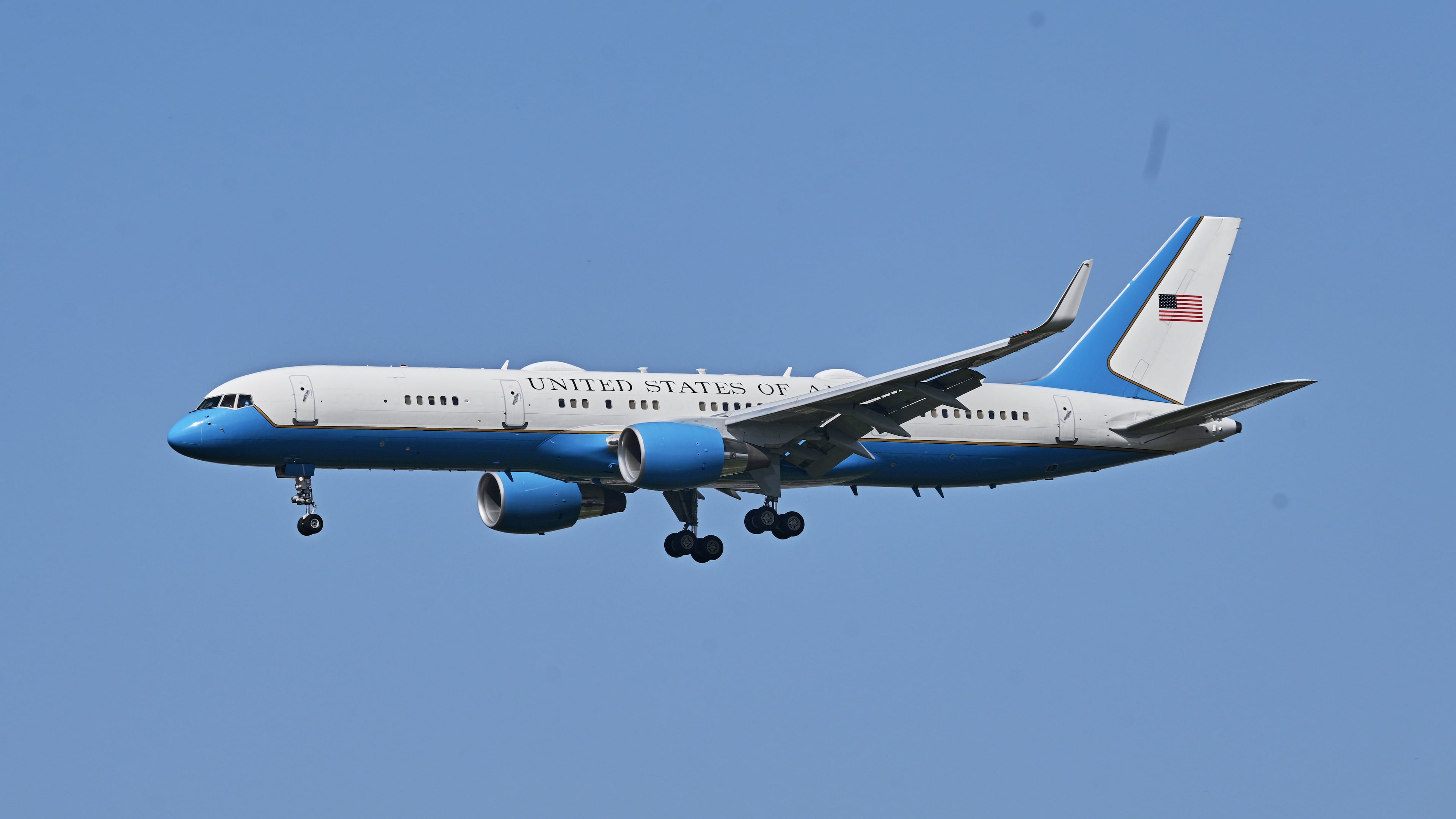 A U.S. Air Force Boeing C-32 plane approaches landing at Nur Khan airbase ahead of second round of negotiations between the U.S. and Iran, in Rawalpindi, Pakistan, Monday, April 20, 2026. (AP Photo/Ehsan Shahzad)