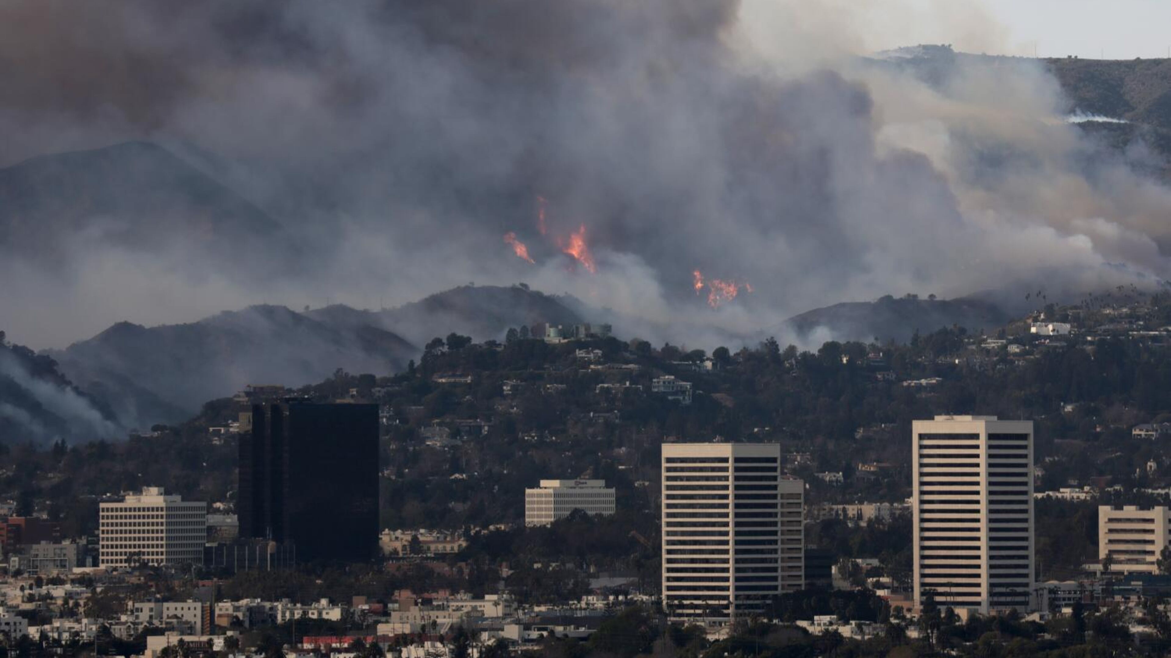 Wildfire smoke from the Palisades and Eaton fires blankets Los Angeles County on Jan. 8, 2025, prompting school closures and triggering air quality advisories across the region. Four wildfires scorched more than 23,000 acres, releasing towering plumes of smoke and soot. (Allen J. Schaben/Los Angeles Times/TNS)