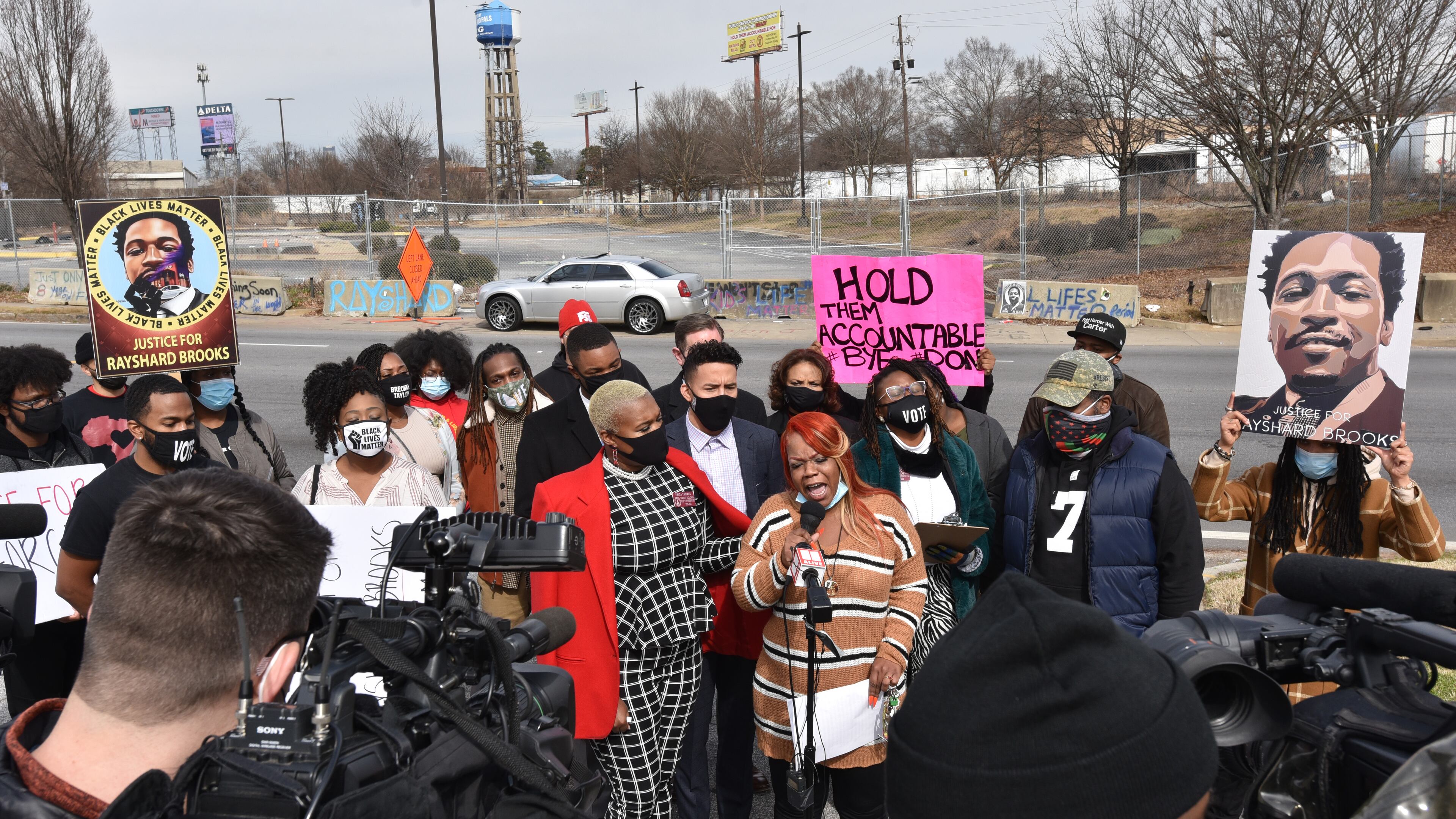 February 4, 2021 Atlanta - Rayshard Brooks' wife Tomika Miller speaks to members of the press as State Representative Erica Thomas (left) comforts her across street from the site of the WendyÕs restaurant where an Atlanta Police Officer fatally shot Rayshard Brooks in June, on Thursday, February 4, 2021. The PeopleÕs Uprising Task Force, a coalition of elected officials, organizers and activists, held a press conference at 1 p.m. Thursday to express their disappointment at newly elected Fulton County District Attorney Fani WillisÕ decision to turn over the charges stemming from the fatal shooting of Rayshard Brooks to the Georgia Attorney GeneralÕs office. (Hyosub Shin / Hyosub.Shin@ajc.com)