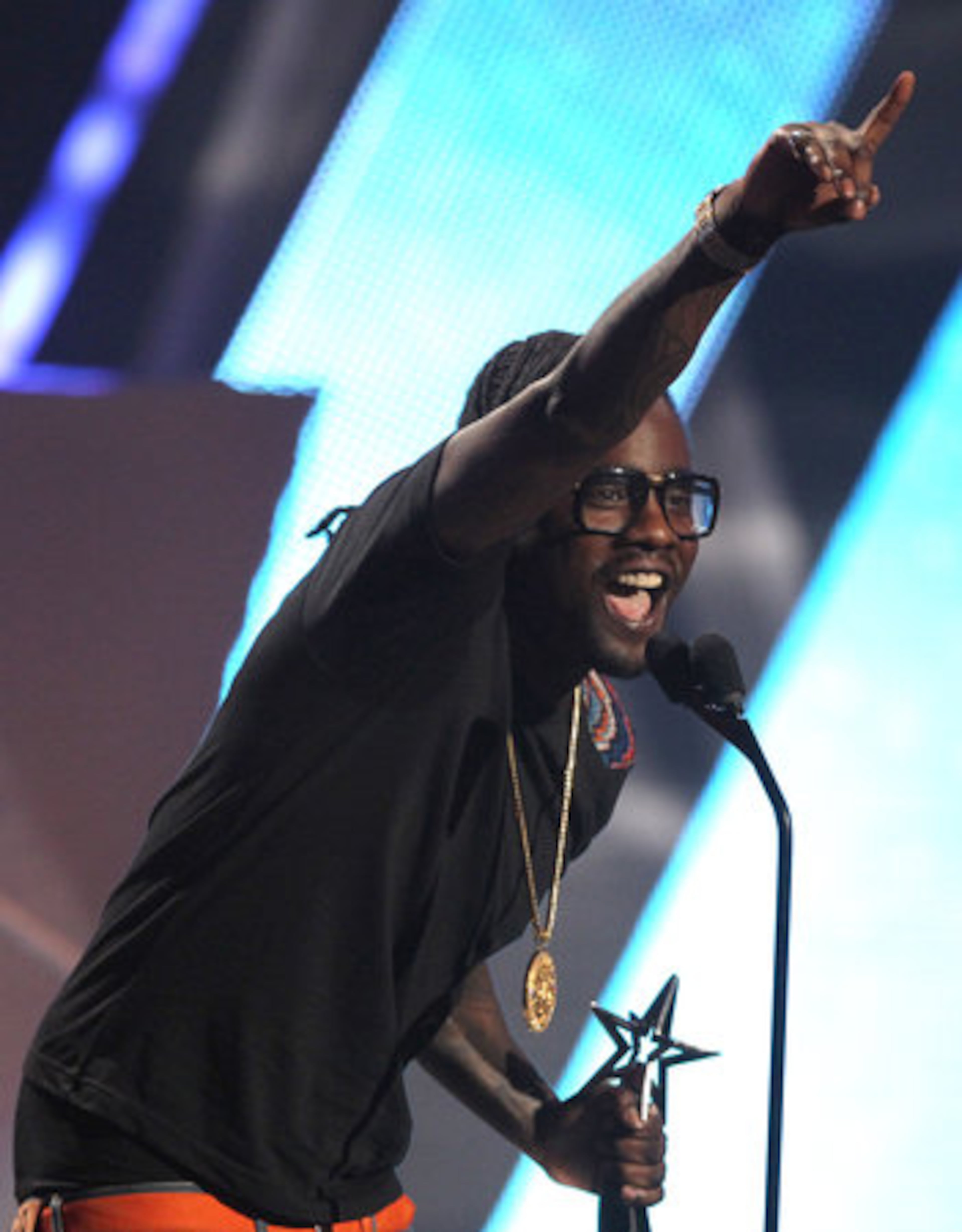Wale accepts the award for best collaboration.