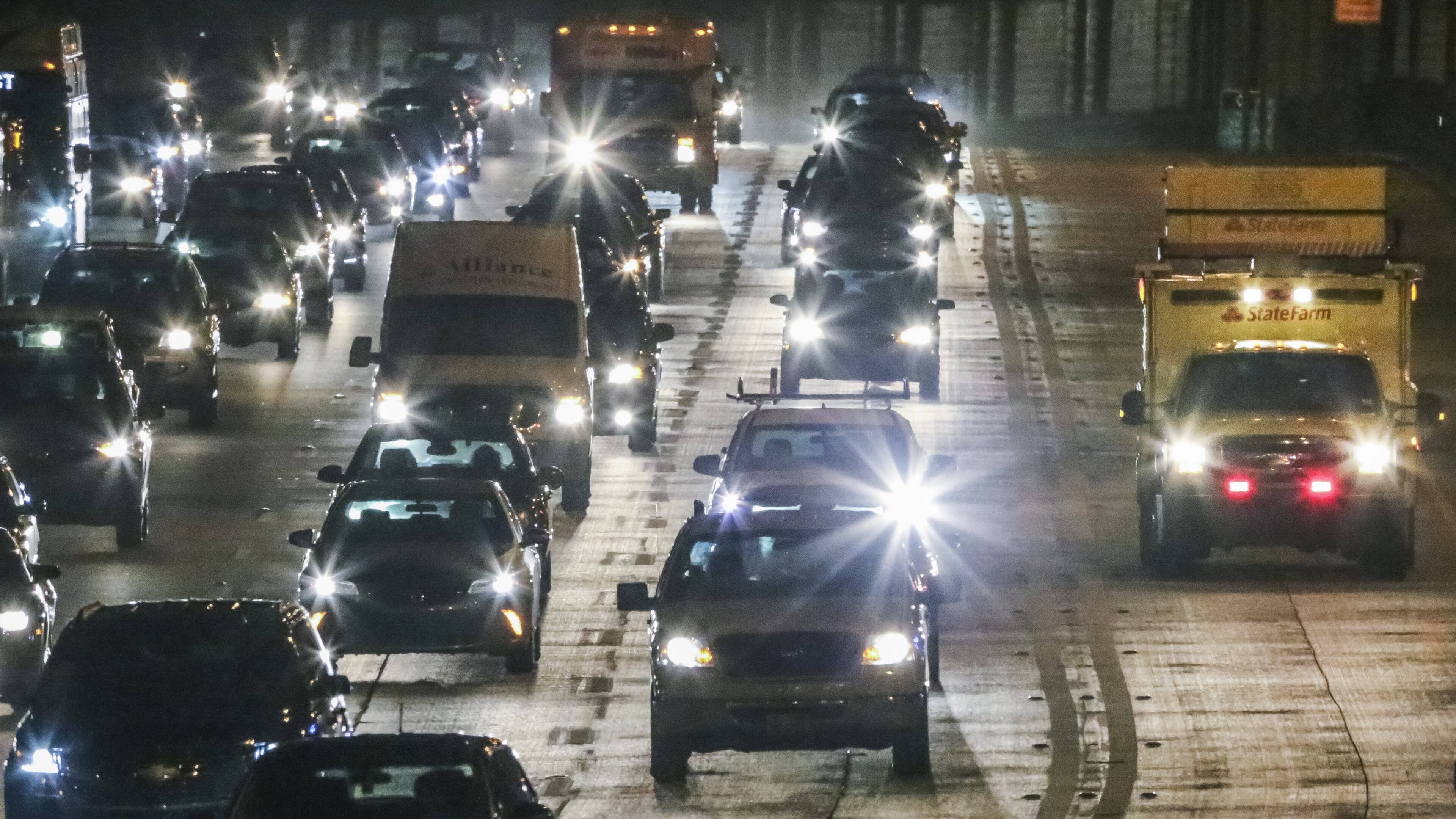 Westbound lanes on I-20 fill up during a typical Atlanta trafic delay. Labor Day weekend traffic can be avoided if you time your travel correctly. JOHN SPINK /JSPINK@AJC.COM
