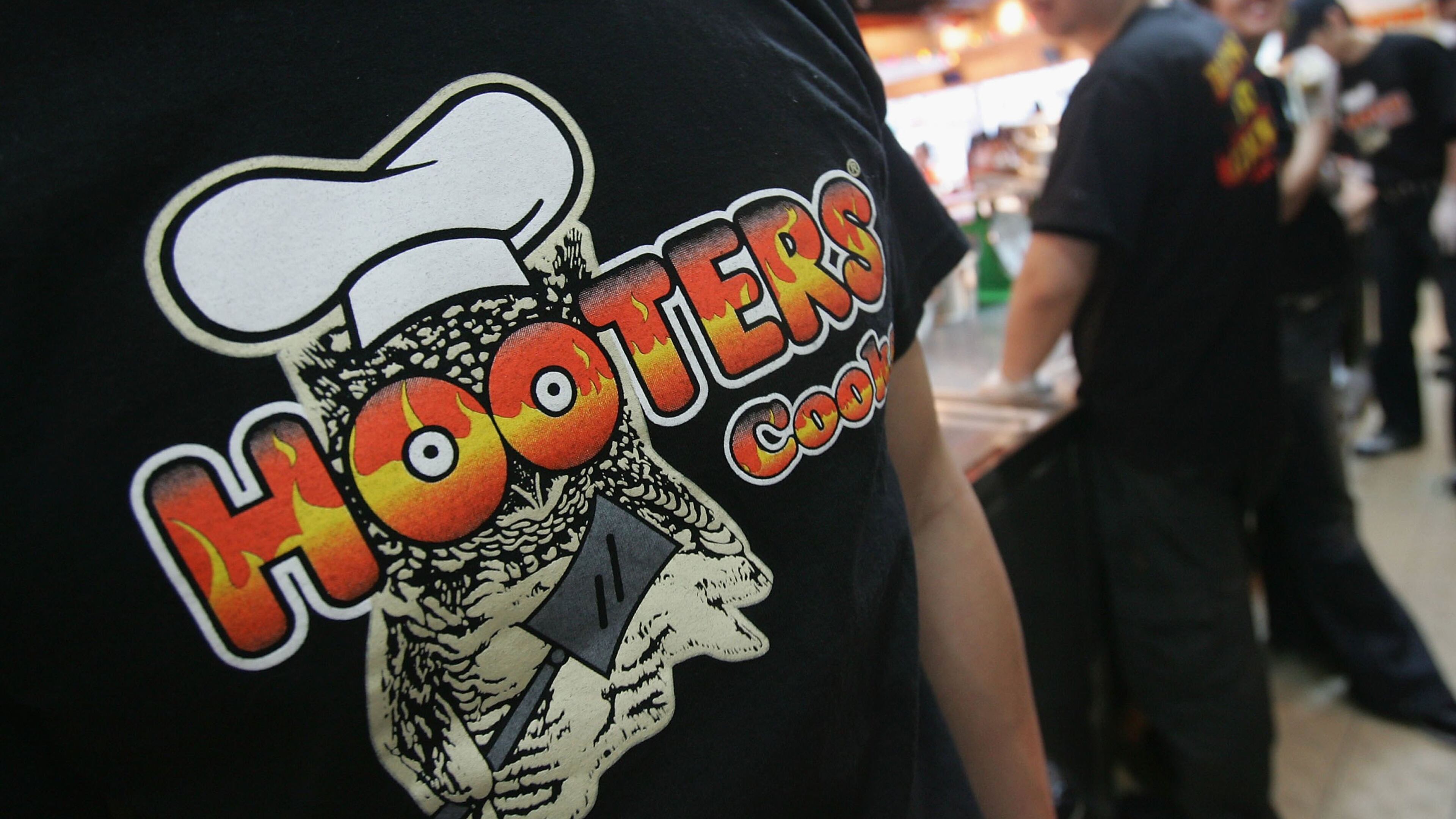 SEOUL, SOUTH KOREA - JANUARY 12: South Korean employees undergo training at Hooters restaurant on January 12, 2007 in Seoul, South Korea. (Photo by Chung Sung-Jun/Getty Images)