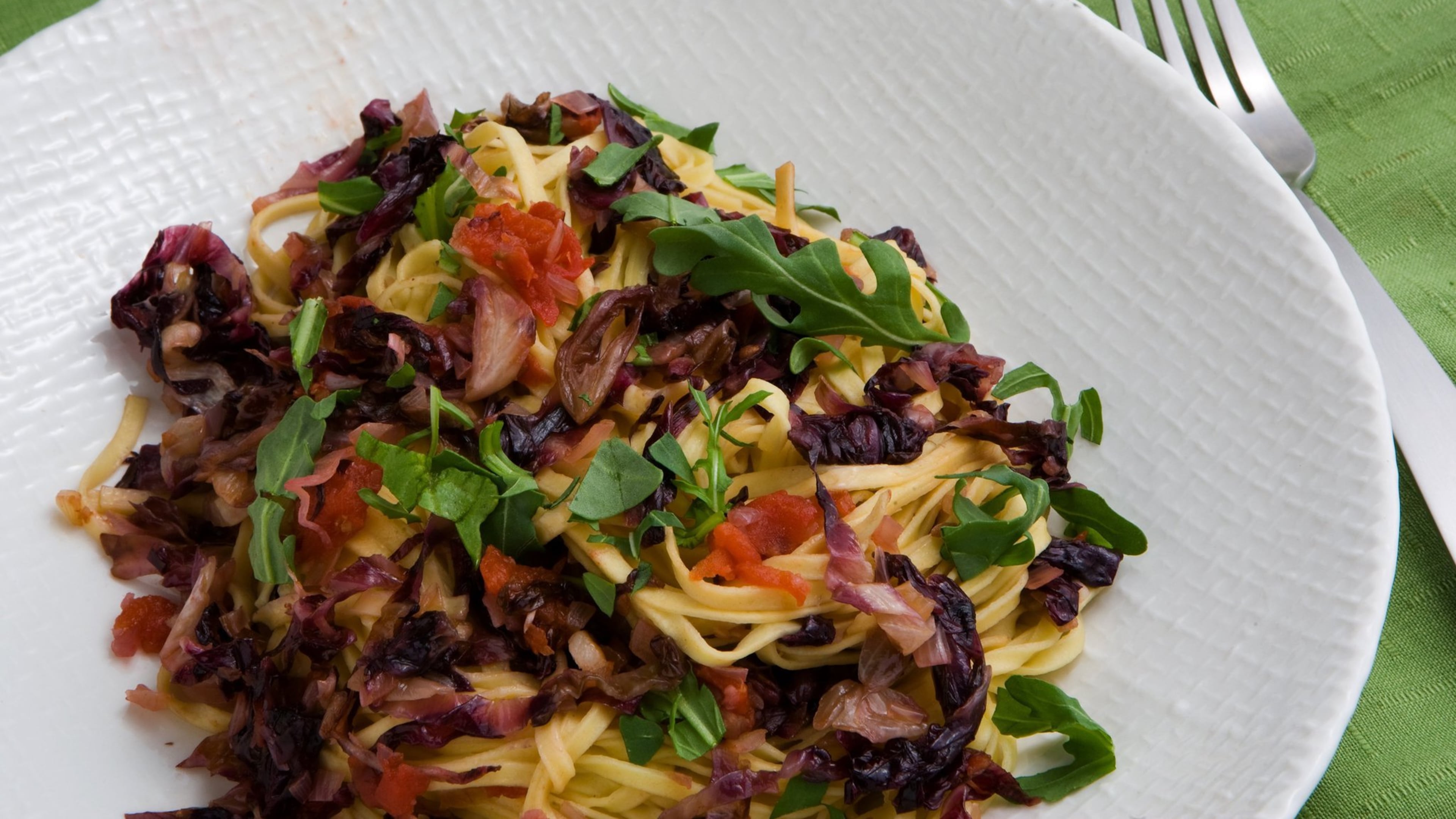 Wilted radicchio and fresh arugula contribute color, texture and bitter notes to a quick linguine dinner, while prosciutto brings richness, meatiness and saltiness. (Alex Garcia/Chicago Tribune/TNS)