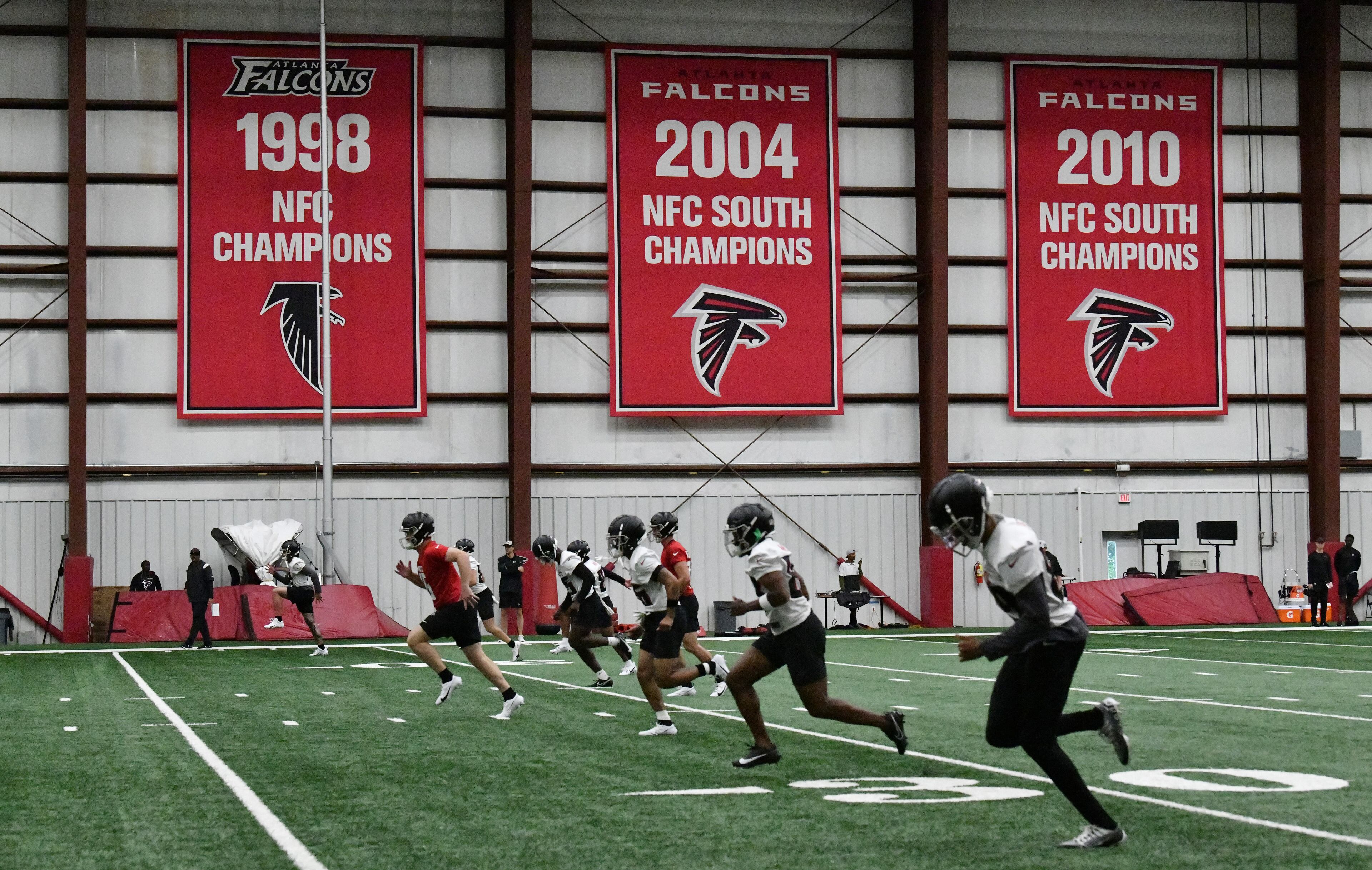 Atlanta Falcons rookie players run. (Hyosub Shin / Hyosub.Shin@ajc.com)