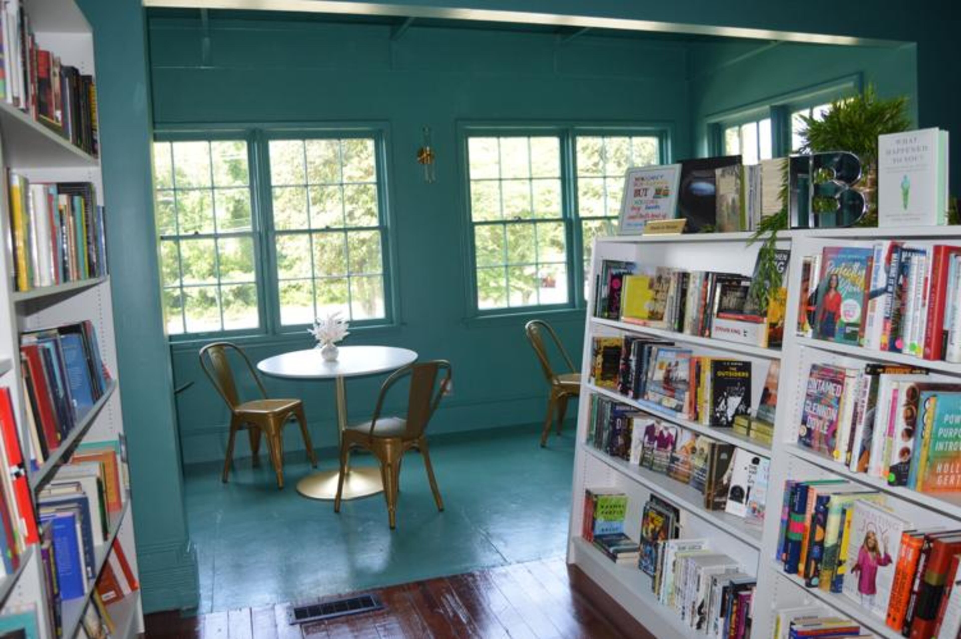 The Book Cellar offers a cozy, inviting atmosphere to book byers. (Courtesy of Alice Queen)