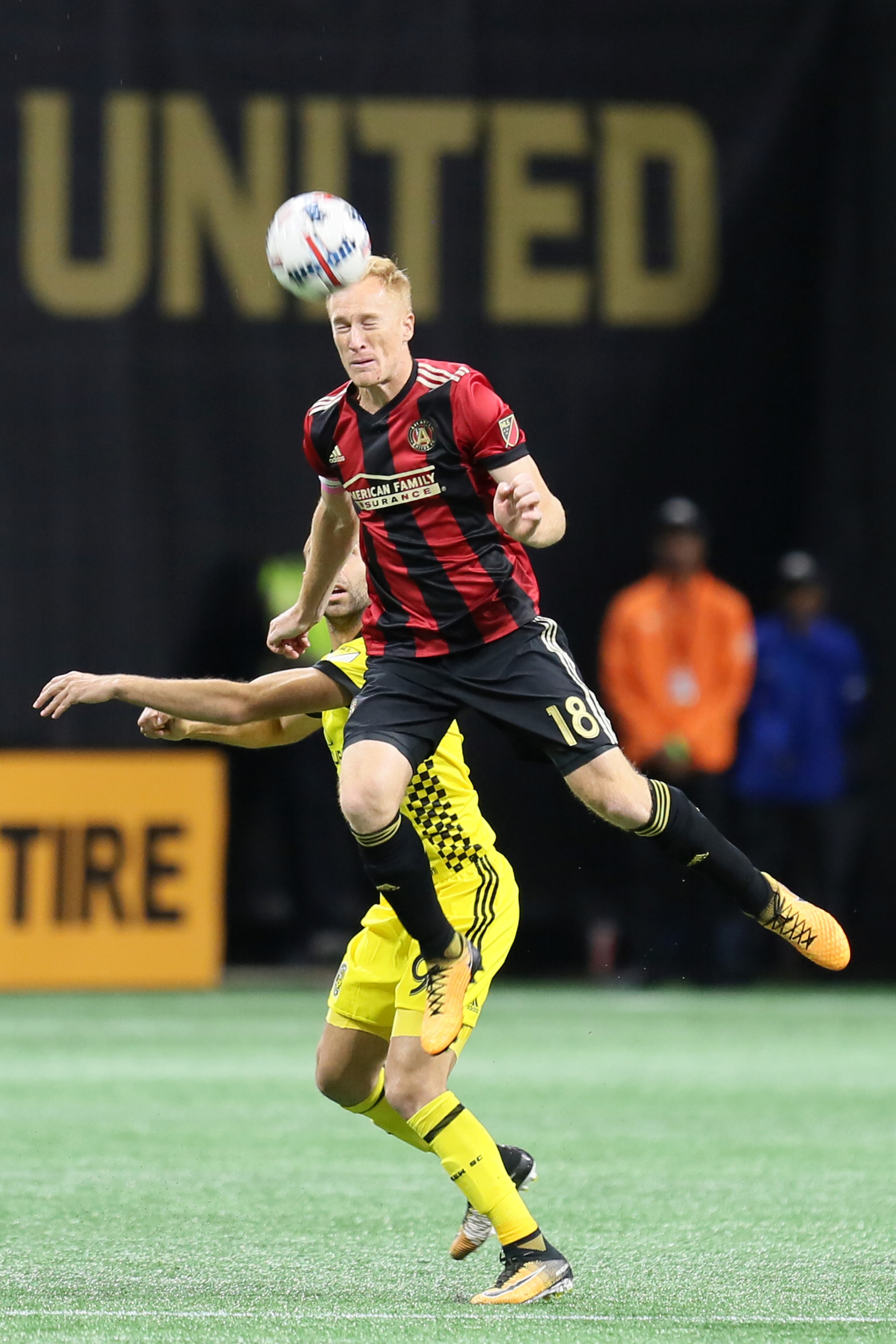 October 26, 2017. Atlanta United Jeff Larentowicz (18) disputes the ball in the middle of the field during the first half.