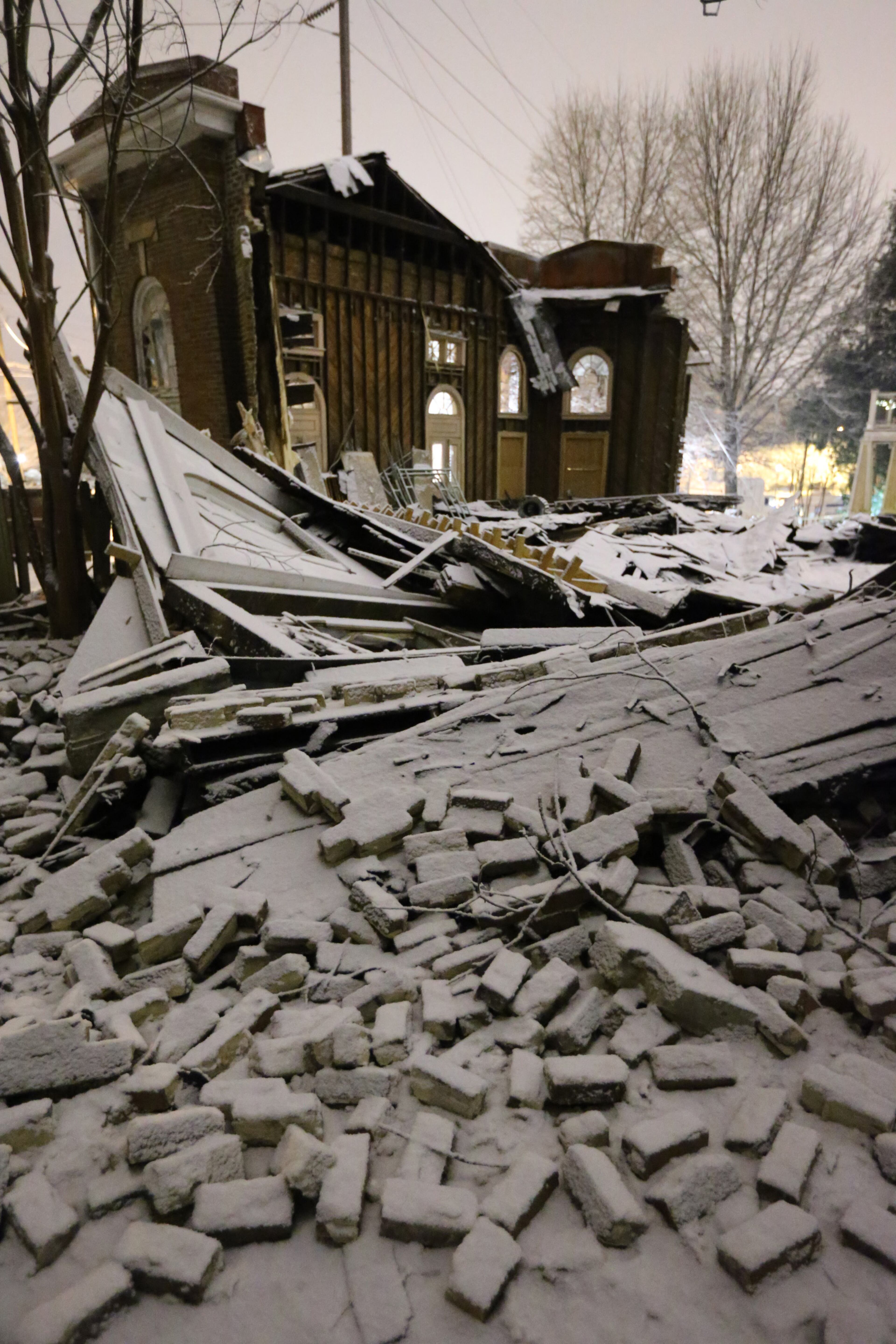 A historic Midtown building under renovation collapsed Wednesday night, after a day of significant ice accumulation. The Craigie House, at 1204 Piedmont Ave., was vacant and no one was injured in the collapse, said Janet Ward, spokeswoman for the Atlanta Fire Department. But investigators have not determined if the collapse was related to the icy conditions.