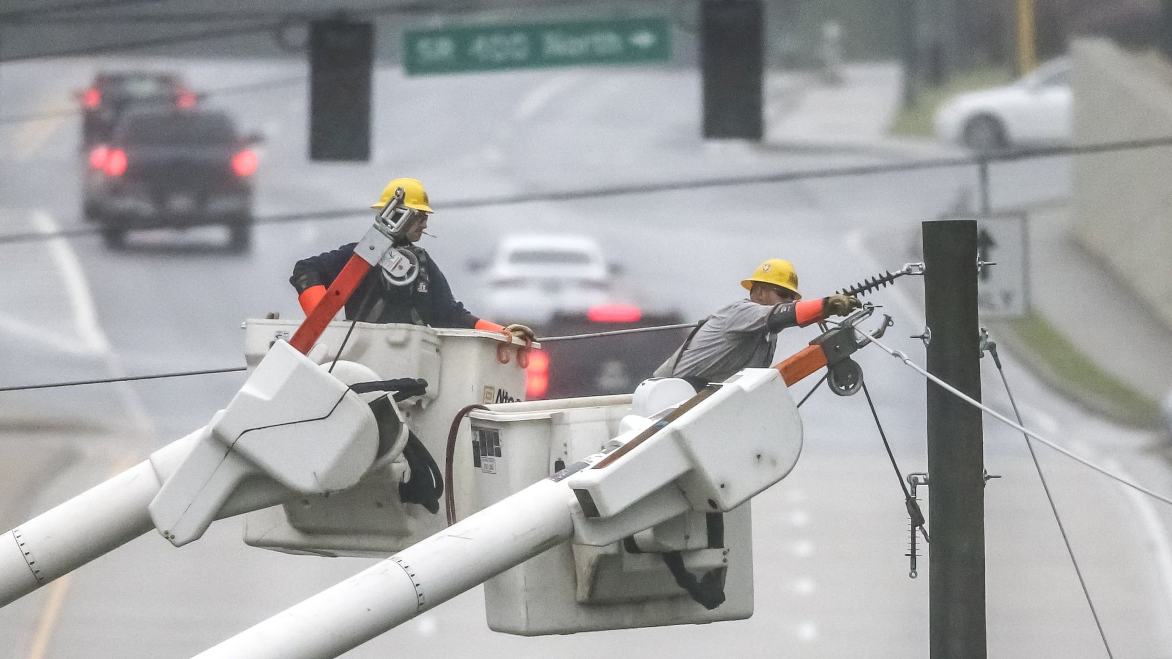 A power crew working Tuesday. JOHN SPINK/JSPINK@AJC.COM