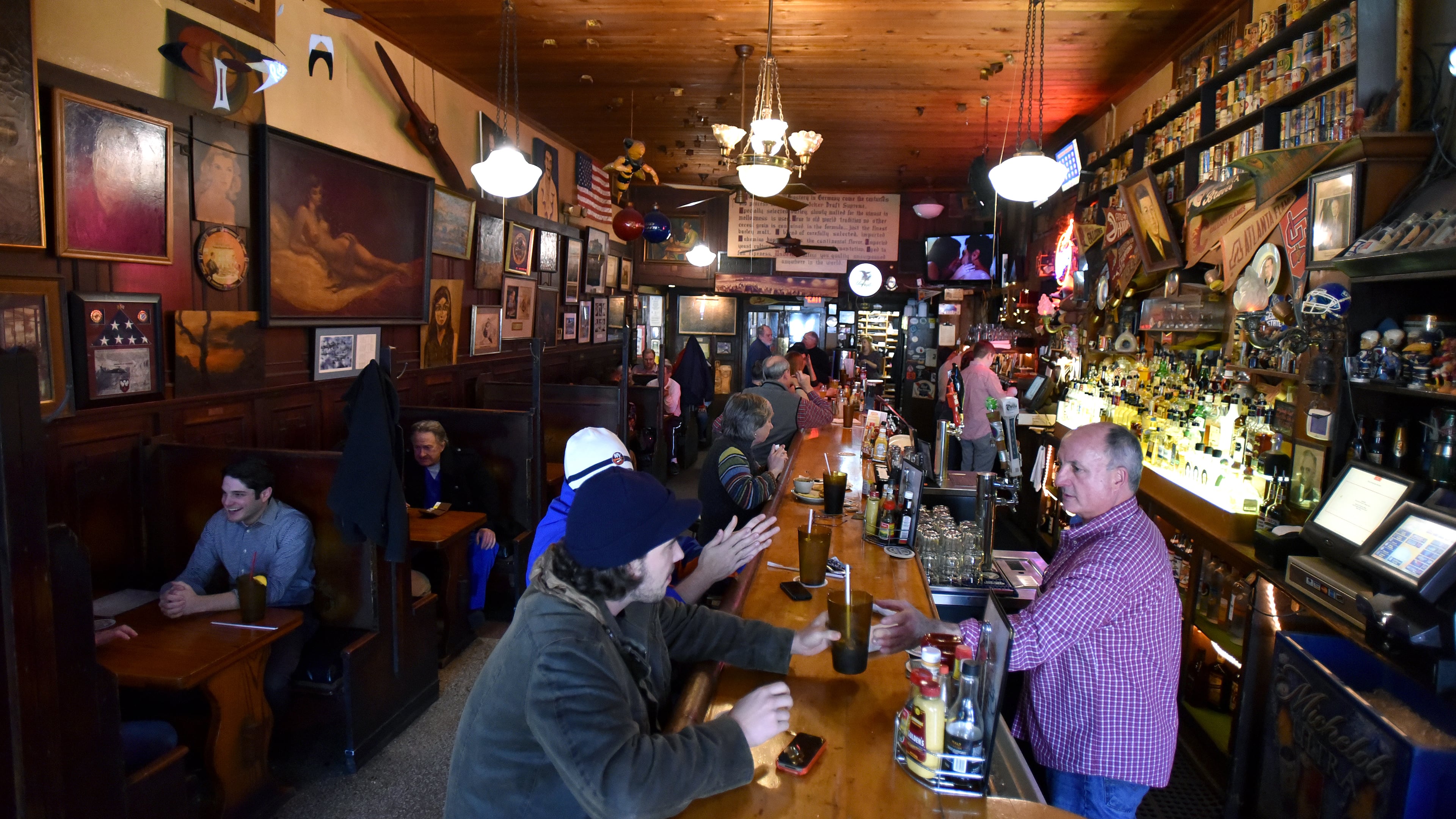 A packed crowd of lunch goers at Manuel's Tavern on Friday, February 27, 2015. (Hyosub Shin/AJC 2015)