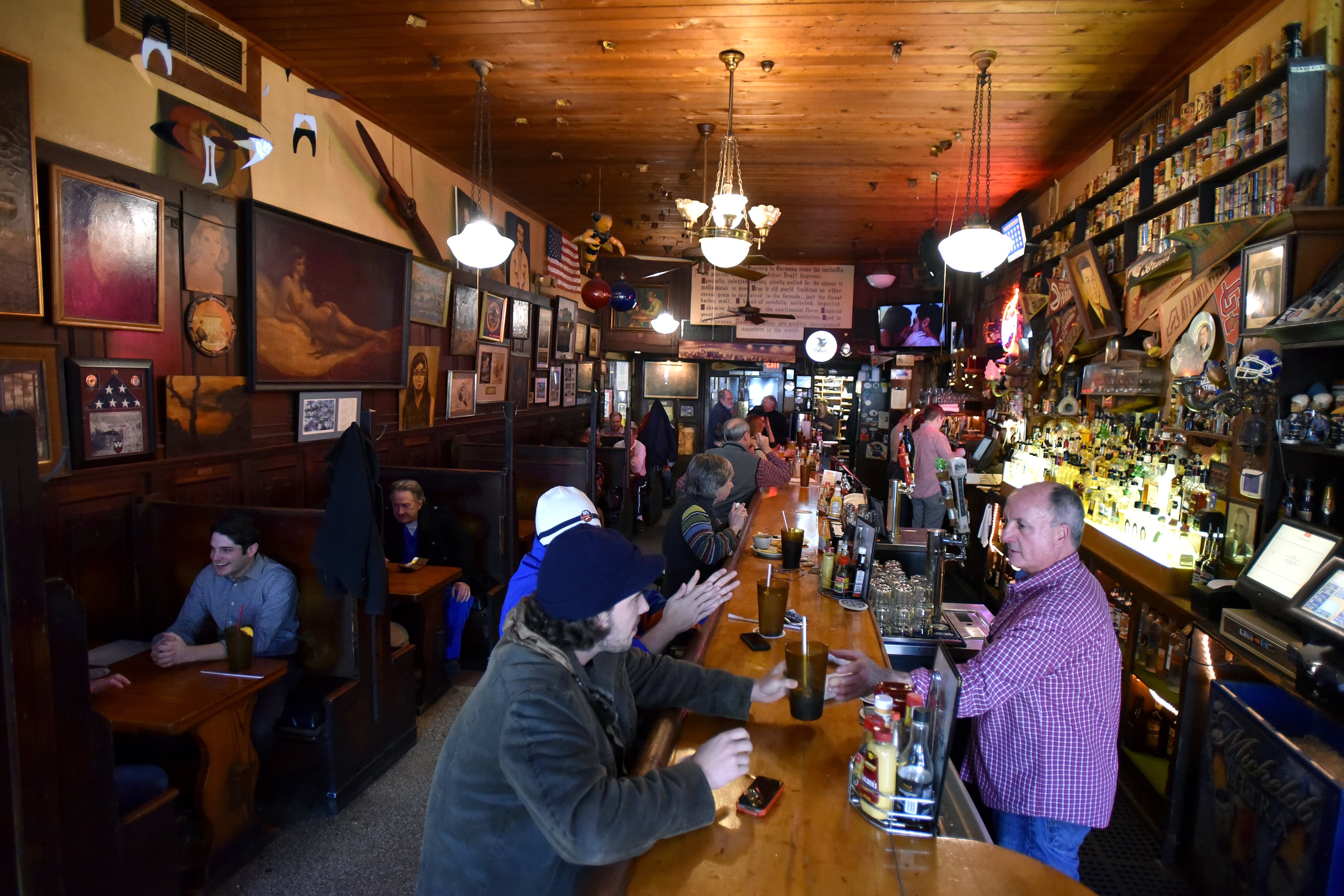 A packed crowd of lunch goers at Manuel's Tavern on Friday, February 27, 2015. (Hyosub Shin/AJC 2015)
