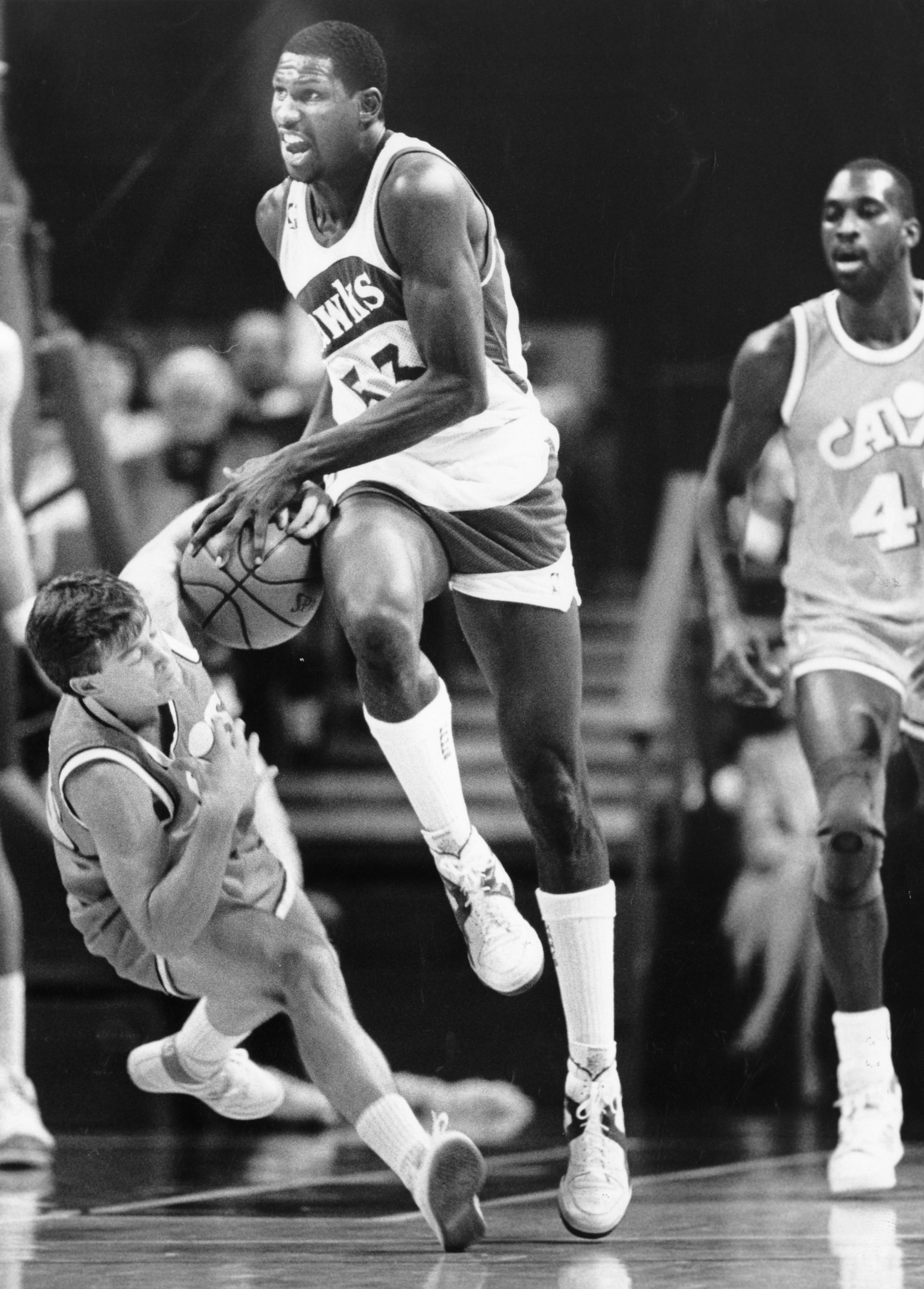 Hawks forward Cliff Levingston tries to pull the ball away from Mark Price of the Cavs in 1986. AJC file photo