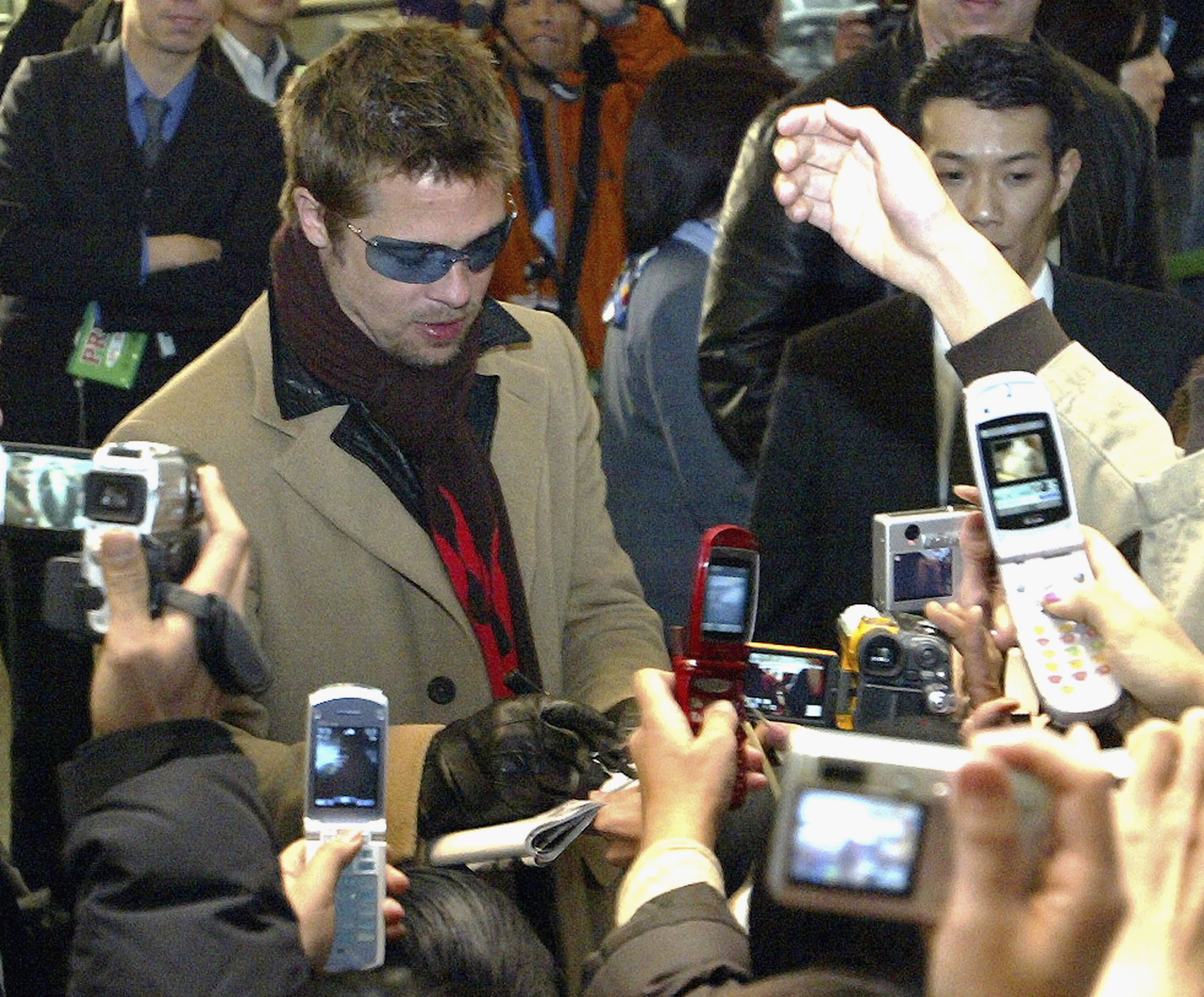 NARITA, JAPAN - JANUARY 12: Actor Brad Pitt arrives at New Tokyo International Airport January 12, 2005 in Narita, Japan. Pitt is in Japan to promote his latest film, "Ocean's Twelve." (Photo by Koichi Kamoshida/Getty Images)