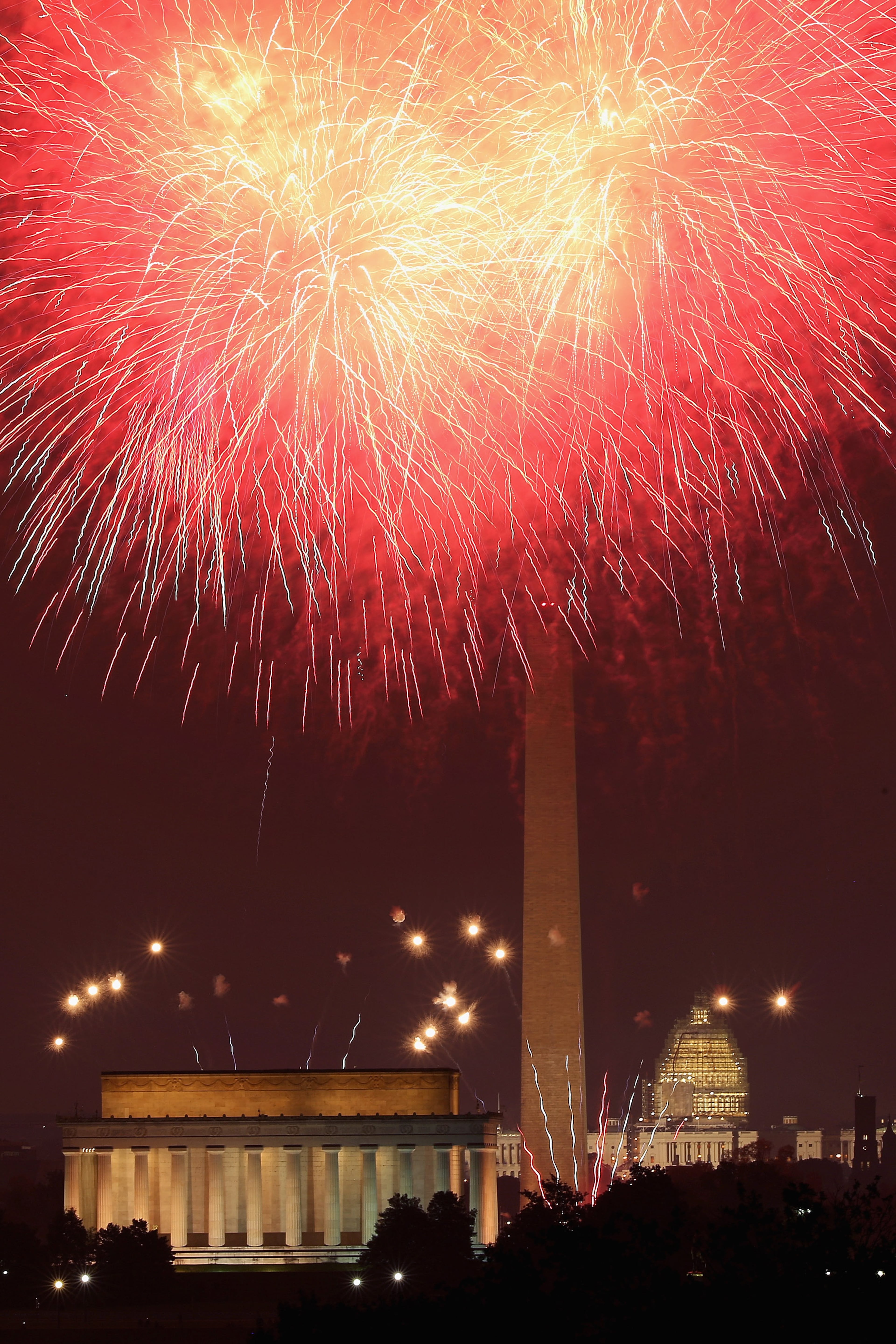 WASHINGTON, DC - JULY 04: Fireworks explode over the National Mall to mark the United States' Independence Day July 4, 2015 in Washington, DC. The pyrotechnic display celebrated the 239th anniversary of the United States' declaration of independence from England. (Photo by Chip Somodevilla/Getty Images)