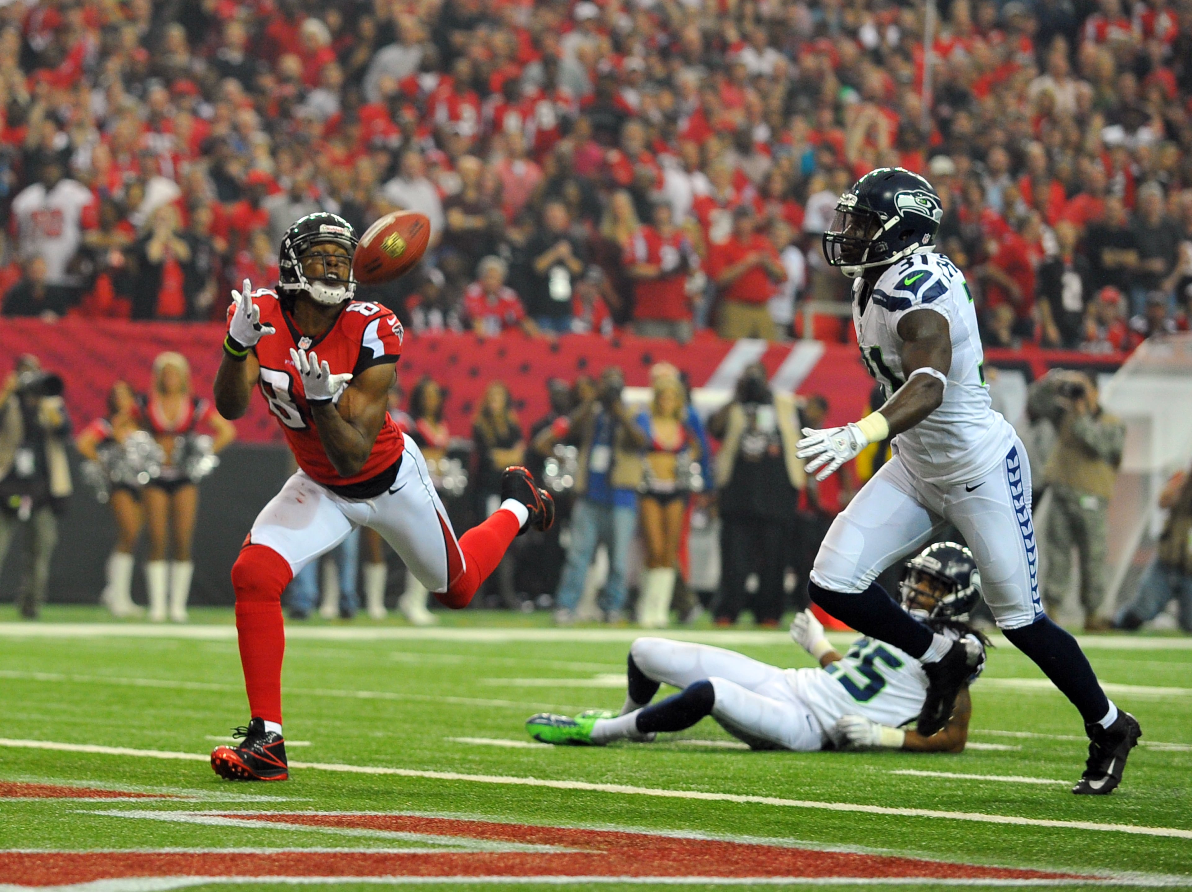 January 13, 2013 Atlanta: Atlanta Falcons wide receiver Roddy White hauls in a second quarter touchdown pass in front of Seattle Seahawks strong safety Kam Chancellor Sunday January 13, 2012 at the Georgia Dome. BRANT SANDERLIN / BSANDERLIN@AJC.COM