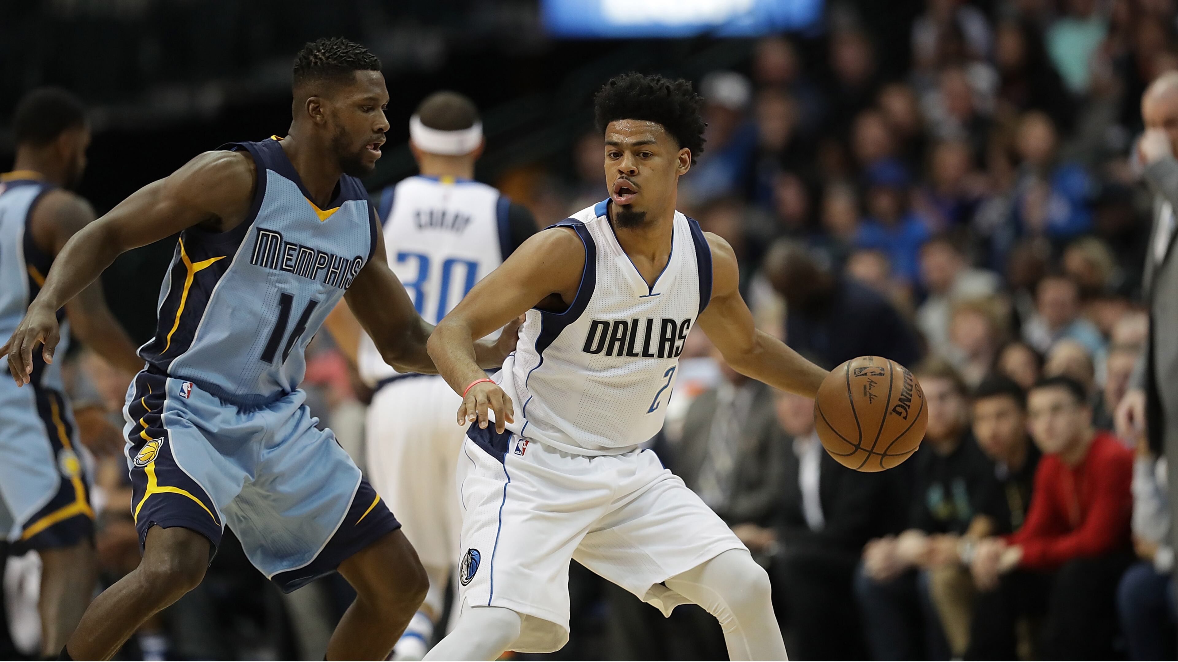 Quinn Cook of the Dallas Mavericks dribbles the ball against Toney Douglas of the Memphis Grizzlies at American Airlines Center on March 3, 2017 in Dallas, Texas. (Photo by Ronald Martinez/Getty Images)