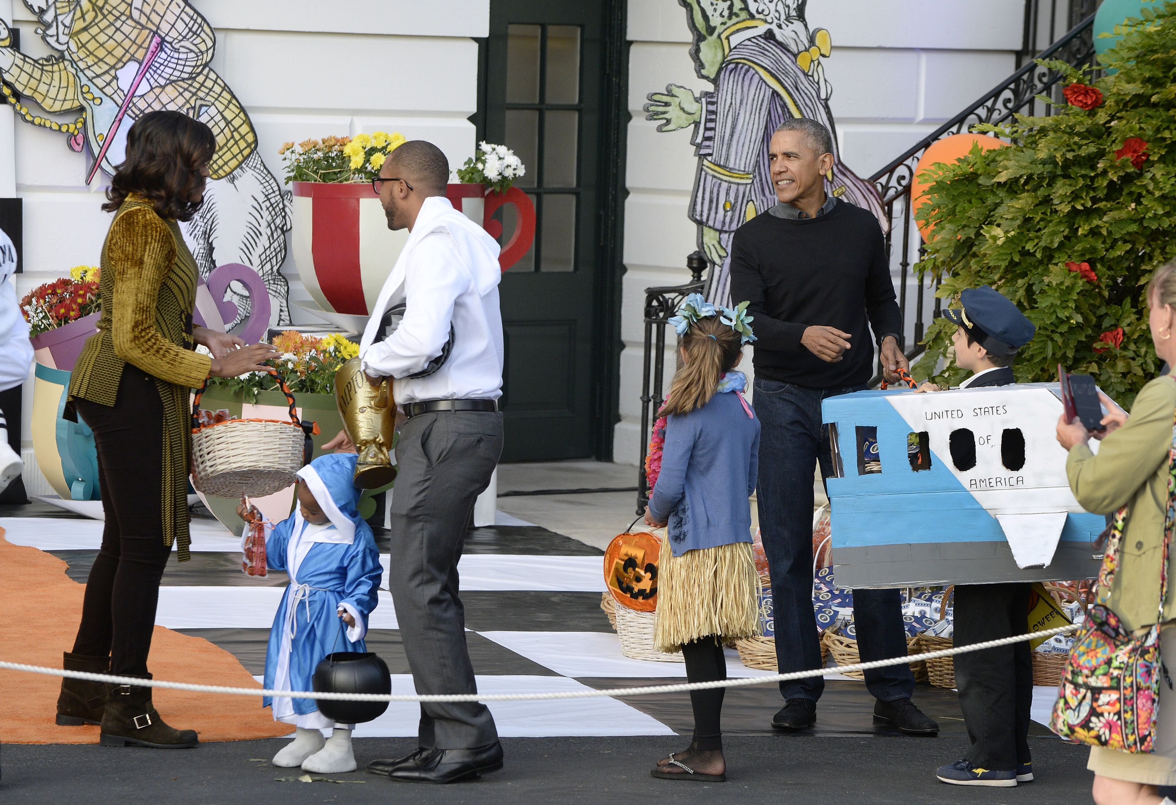 WASHINGTON, DC - OCTOBER 31: U.S. President Barack Obama and first lady Michelle Obama hand out treats during a Halloween event at the South Lawn of the White House October 31, 2016 in Washington, DC. The first couple hosted local children and children of military families for trick-or-treating at the White House. (Photo by Olivier Douliery-Pool/Getty Images)