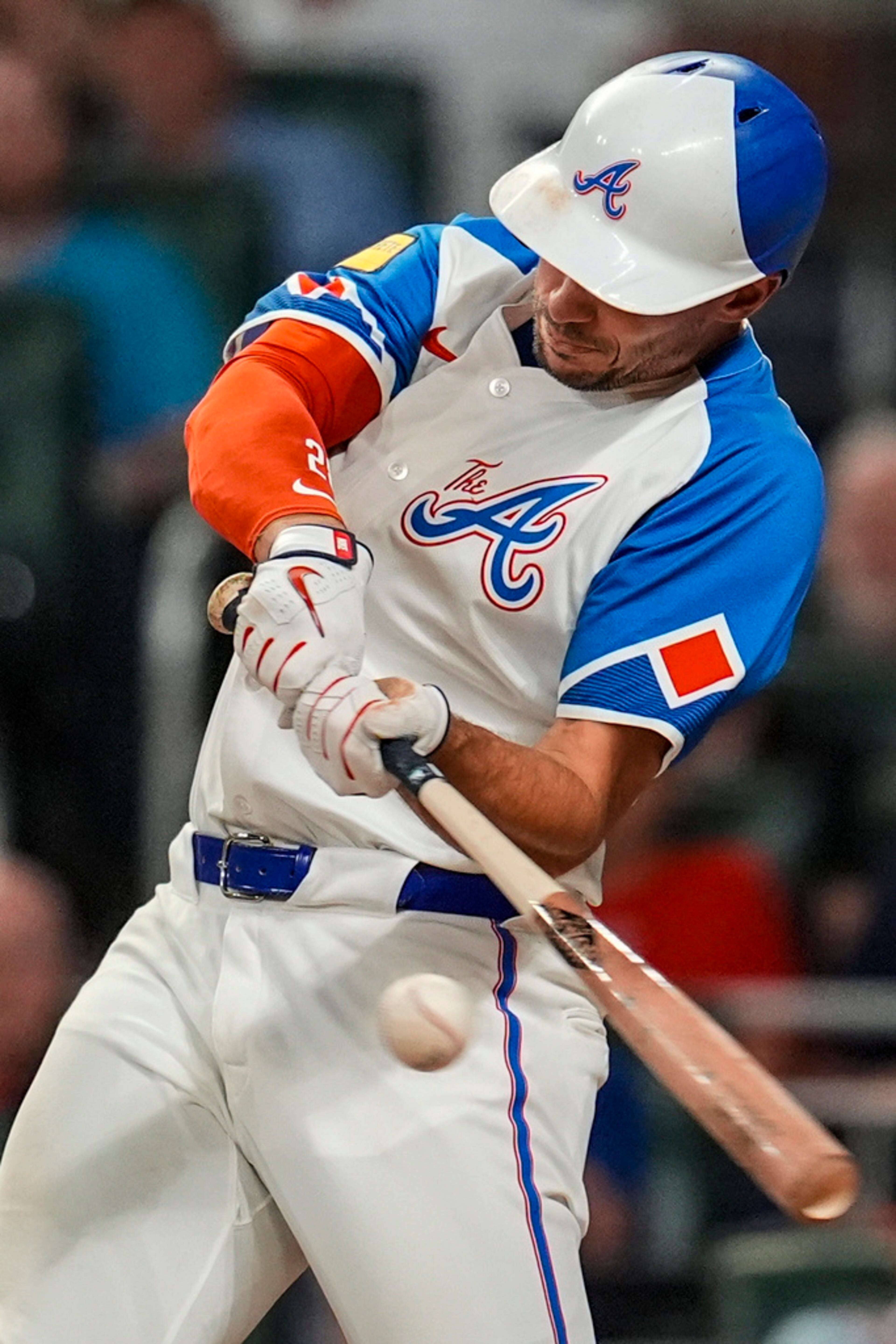 Atlanta Braves' Matt Olson (28) hits a single against the Toronto Blue Jays in the sixth inning of a baseball game, Saturday, Sept. 7, 2024, in Atlanta.(AP Photo/Mike Stewart)