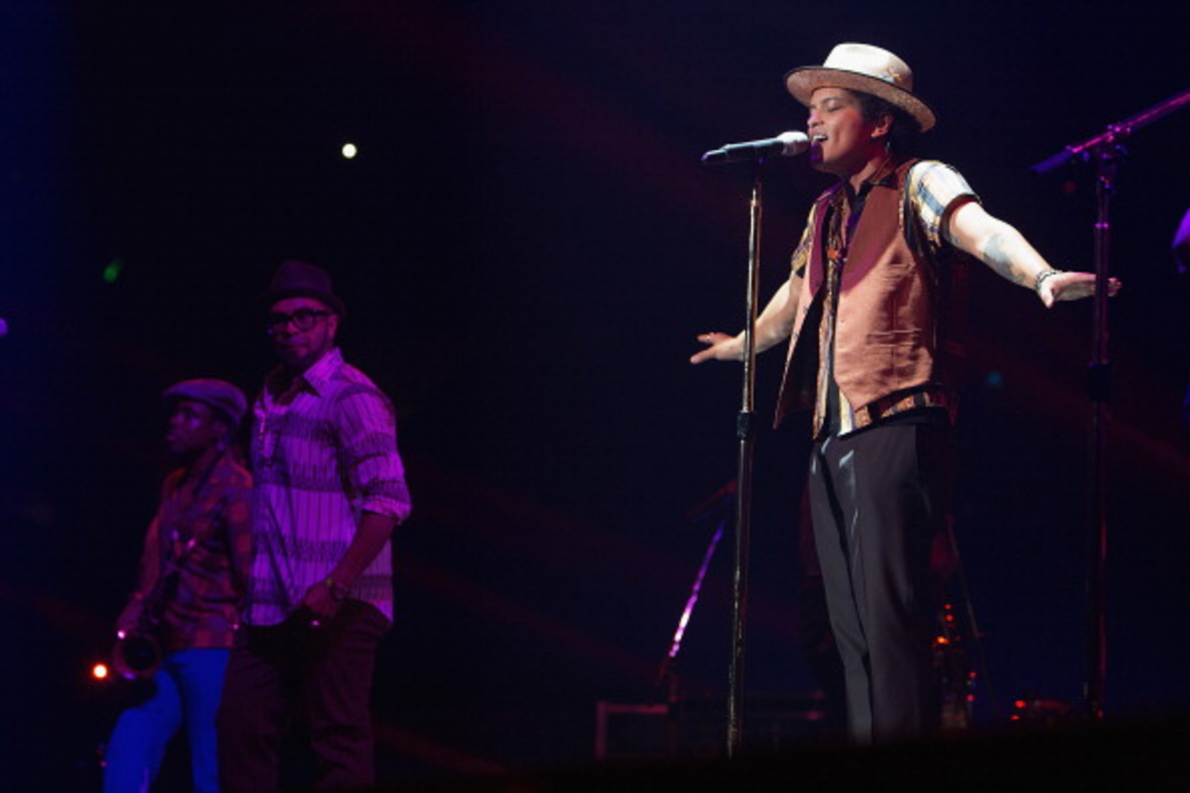 LOS ANGELES, CA - JULY 28: (EXCLUSIVE ACCESS, SPECIAL RATES APPLY, EDITORIAL USE ONLY) Grammy Award winner, Platinum record producer and artist Bruno Mars performs at Staples Center on July 28, 2013 in Los Angeles, California (Photo by Mat Hayward/Getty Images for Atlantic Records)