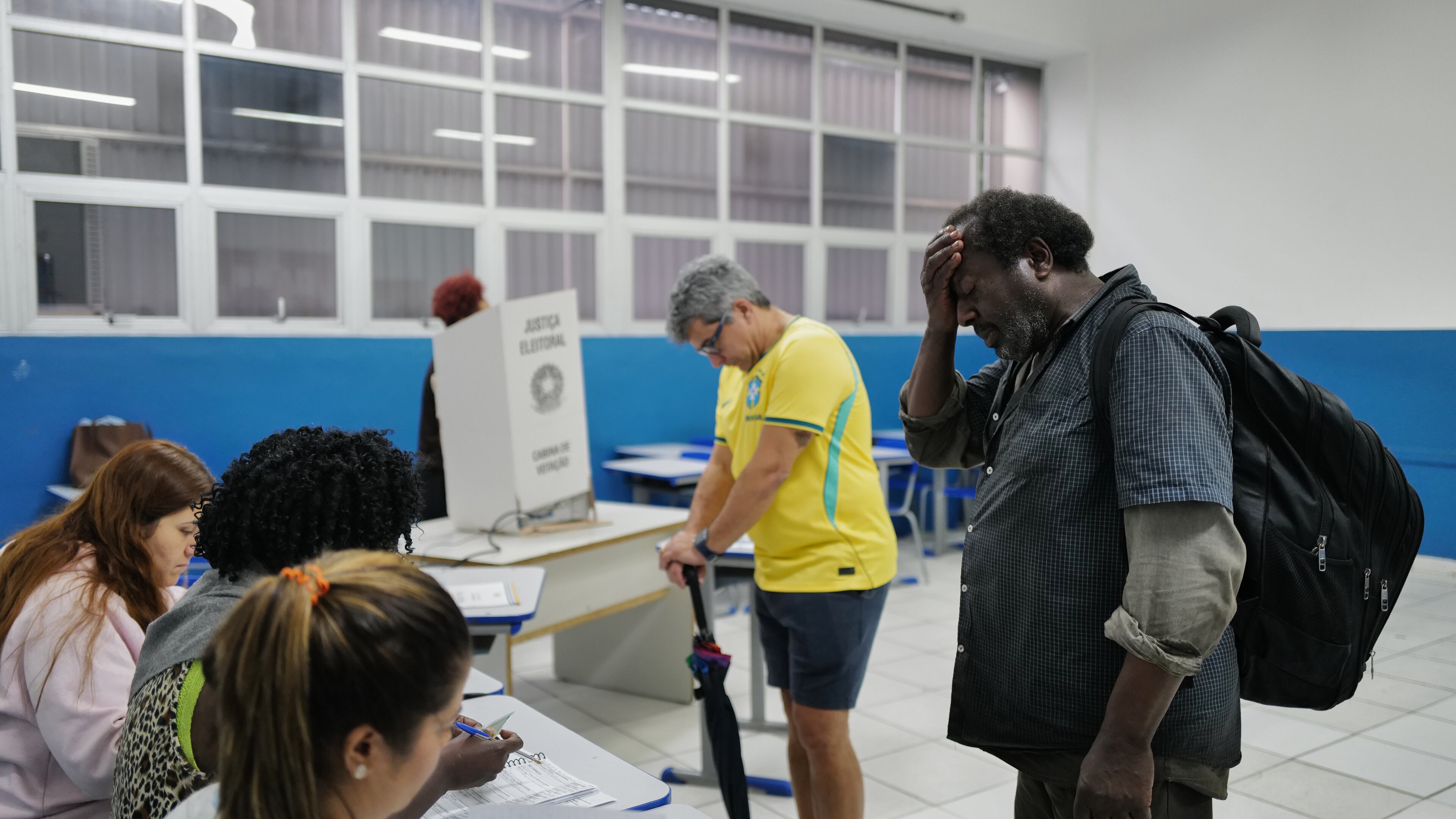 Voters wait to cast their ballots during a presidential runoff in Rio de Janeiro, Sunday, Oct. 25, 2026. (AP Photo/Lucas Landau)