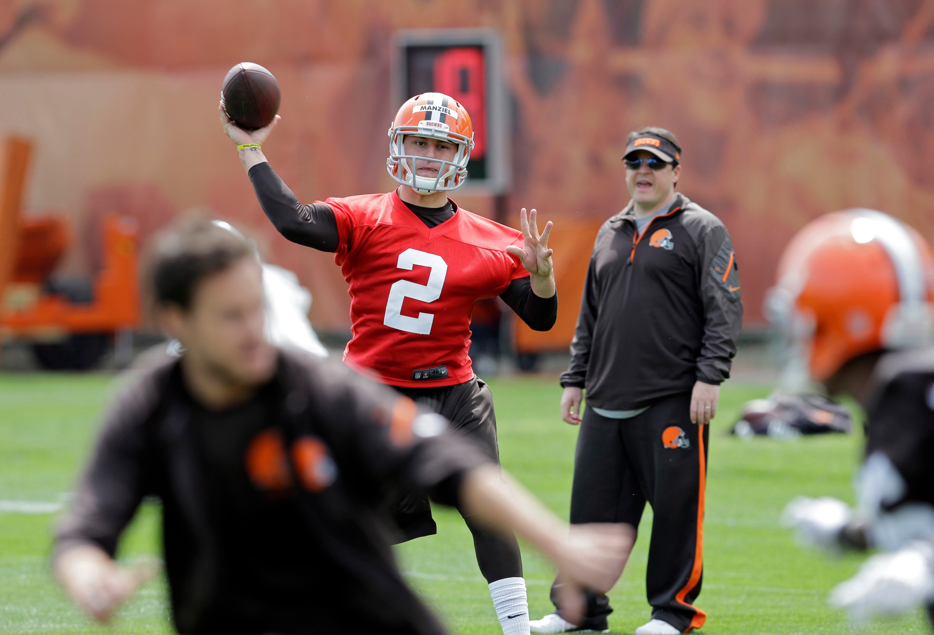 Browns quarterback Johnny Manziel (2) passes.