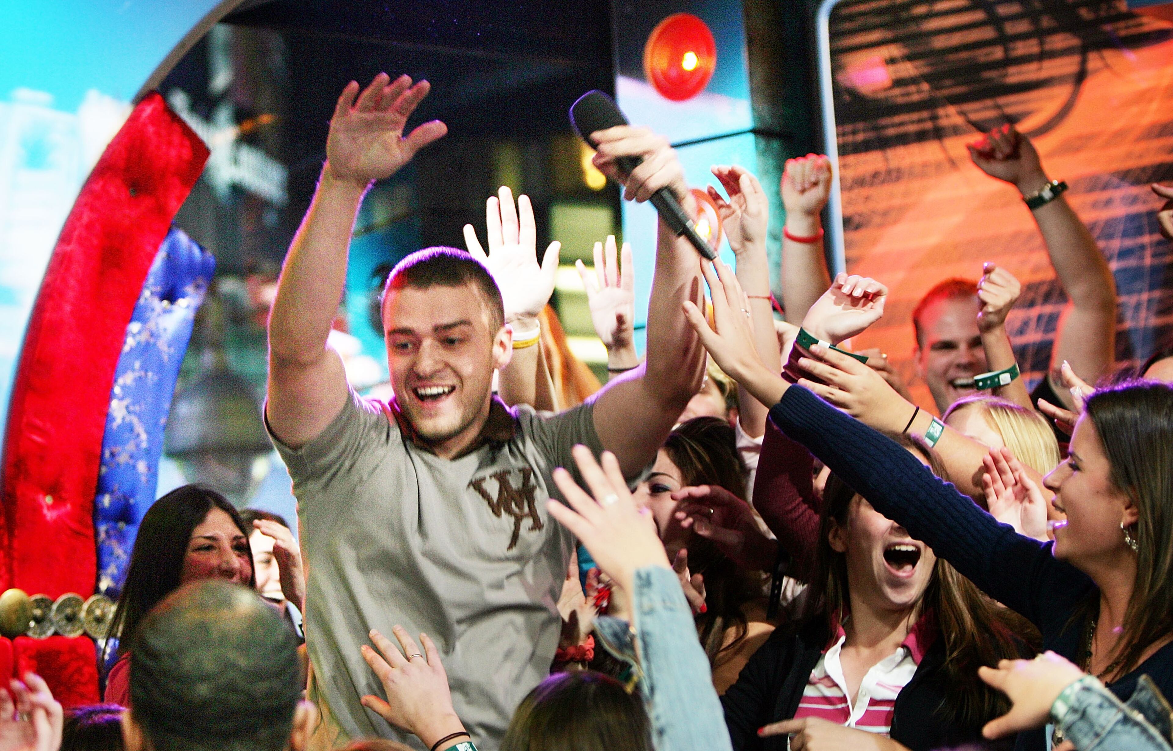 NEW YORK - NOVEMBER 02: (U.S. TABS OUT) Singer Justin Timberlake (L) gestures as he appears onstage during MTV's Total Request Live at the MTV Times Square Studios on November 2, 2005 in New York City. (Photo by Scott Gries/Getty Images)