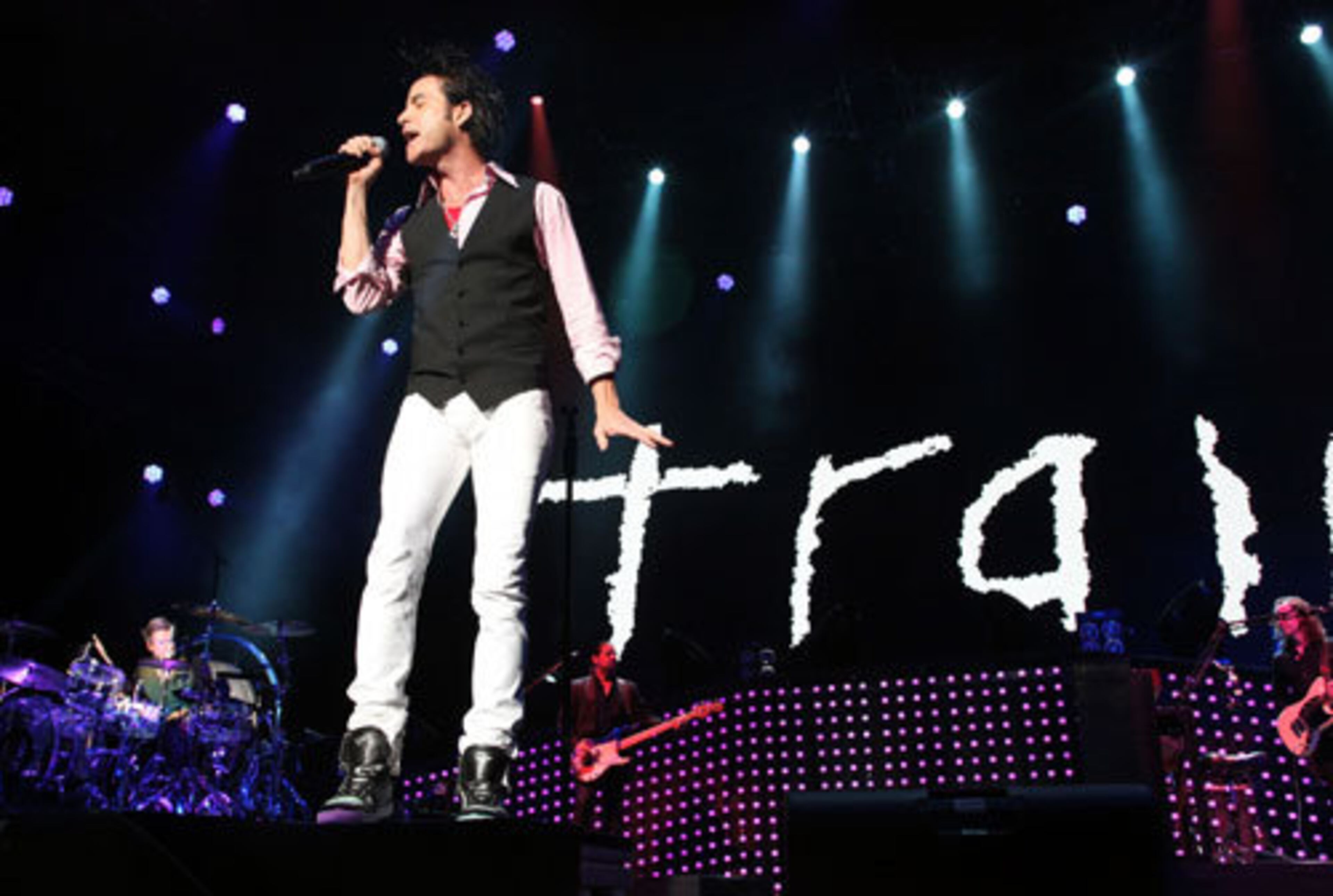 Patrick Monahan and Train perform.