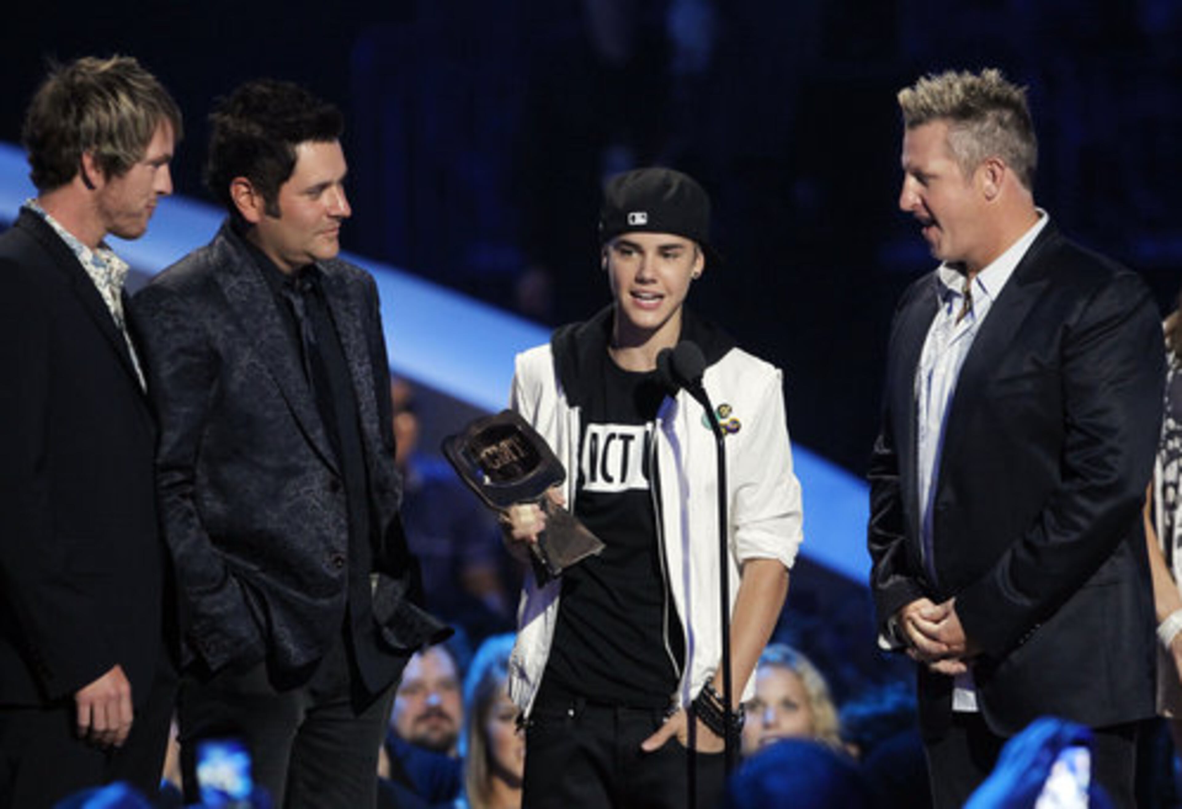 Justin Bieber, center, and Rascal Flatts accept the Collaborative Video of the Year Award.
