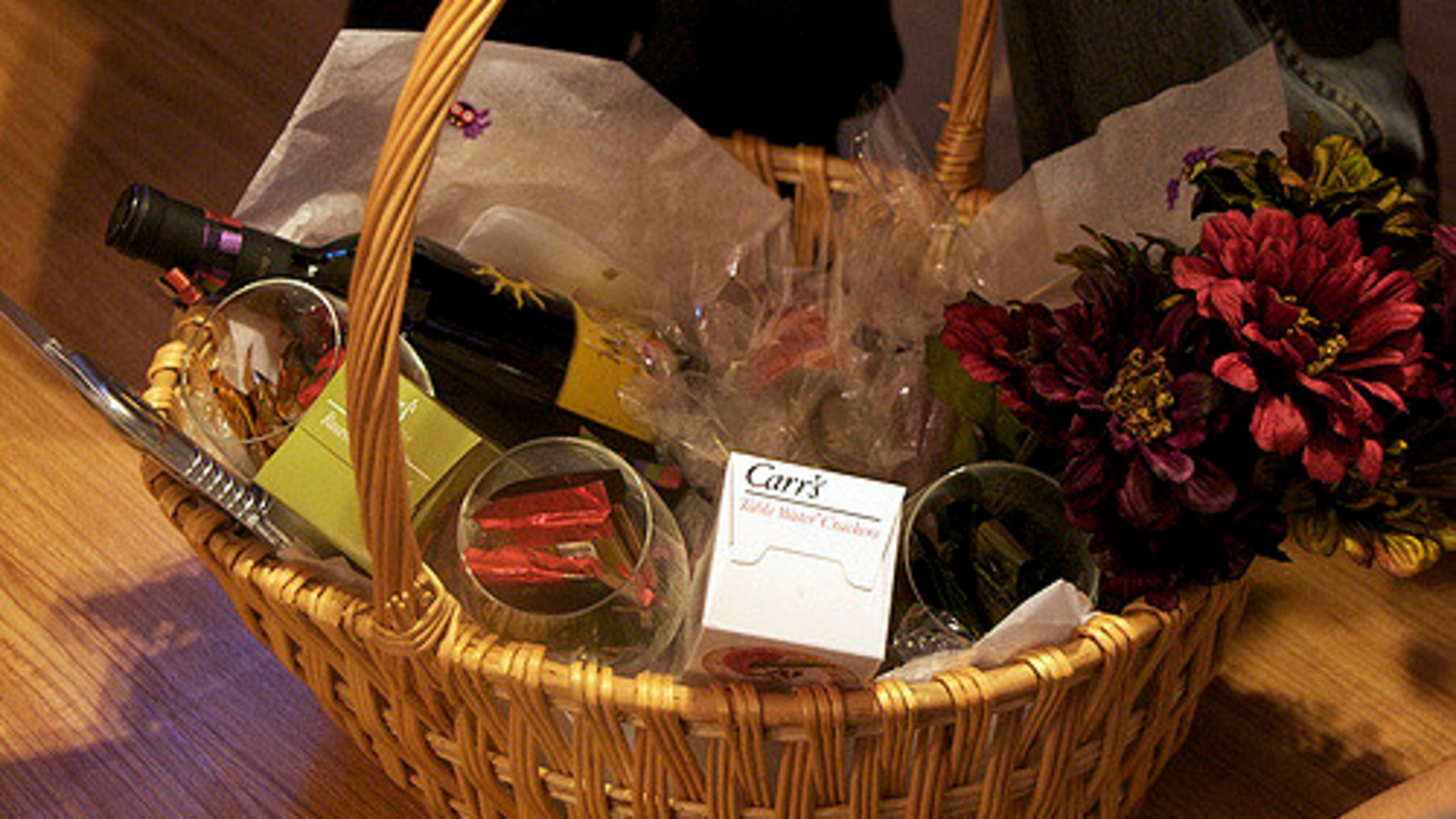 The Better Business Bureau says beware of thiefs bearing gifts. File