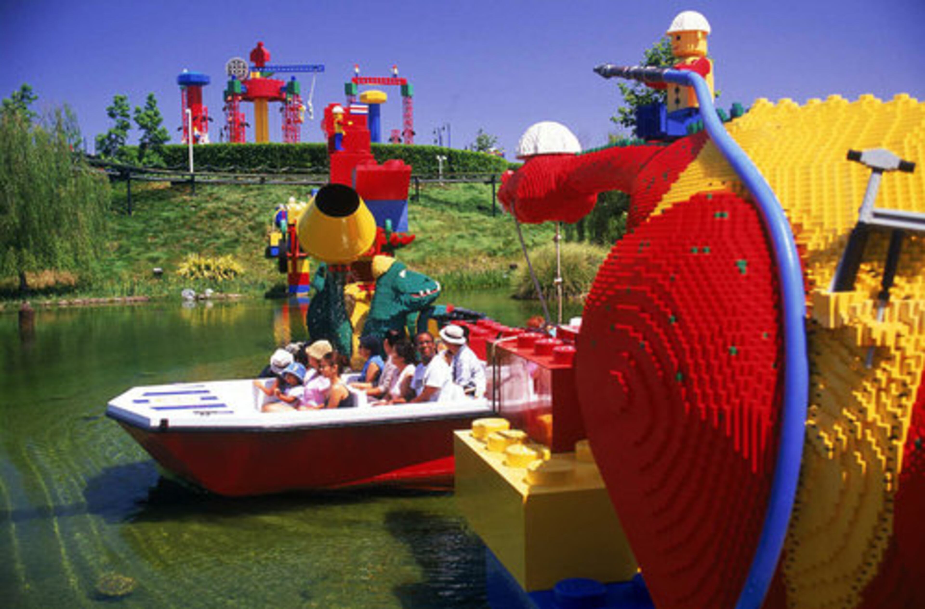 The Coast Cruise is an ideal vantage point for guests of all ages to enjoy the sights and adventures along the lakeshore and in Miniland.