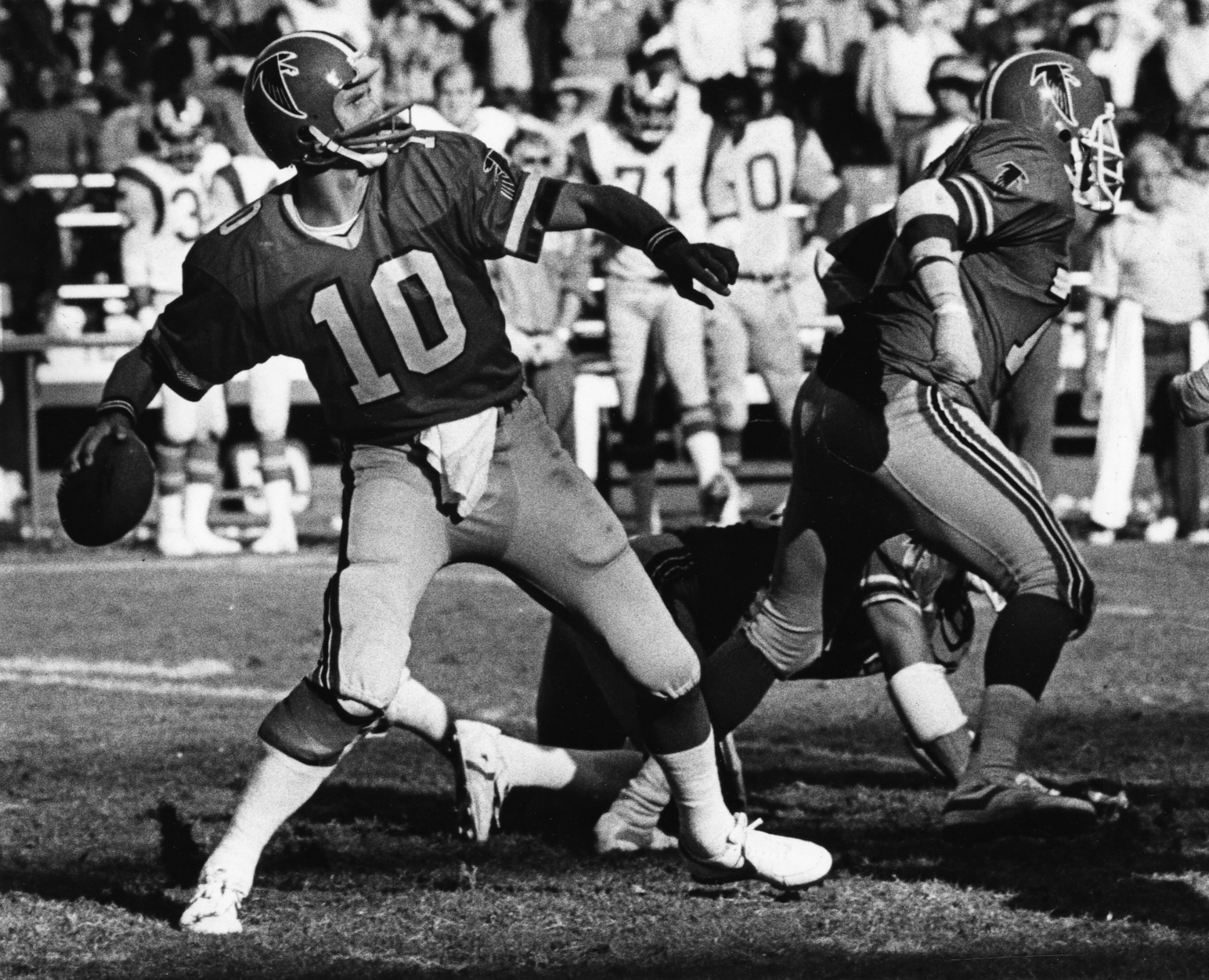 Falcons quarterback Steve Bartkowski throws a winning touchdown pass in 1980. (Nancy Mangiafico / AJC staff)