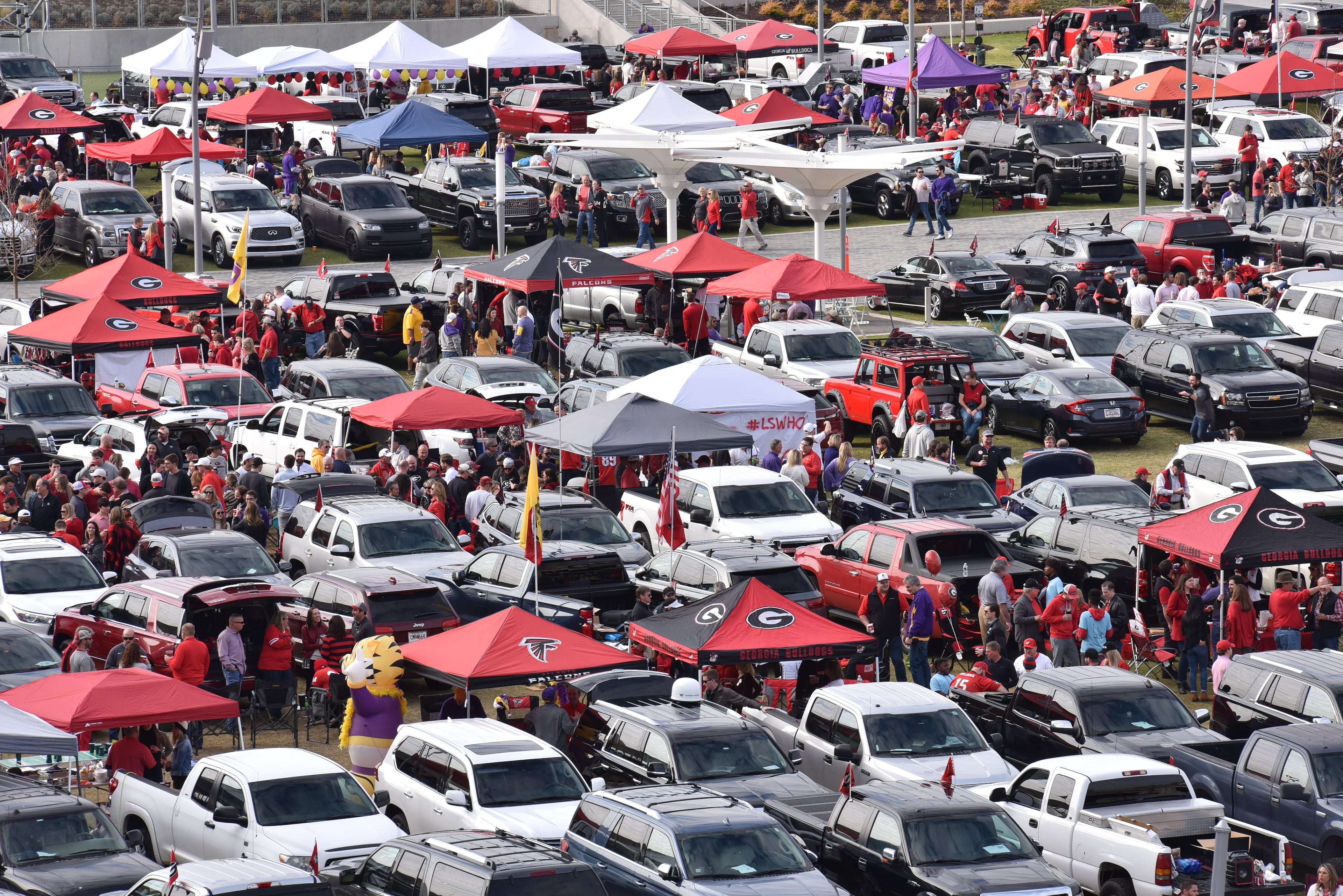 Football fans park in the Home Depot tailgating area. Hyosub Shin / hyosub.shin@ajc.com