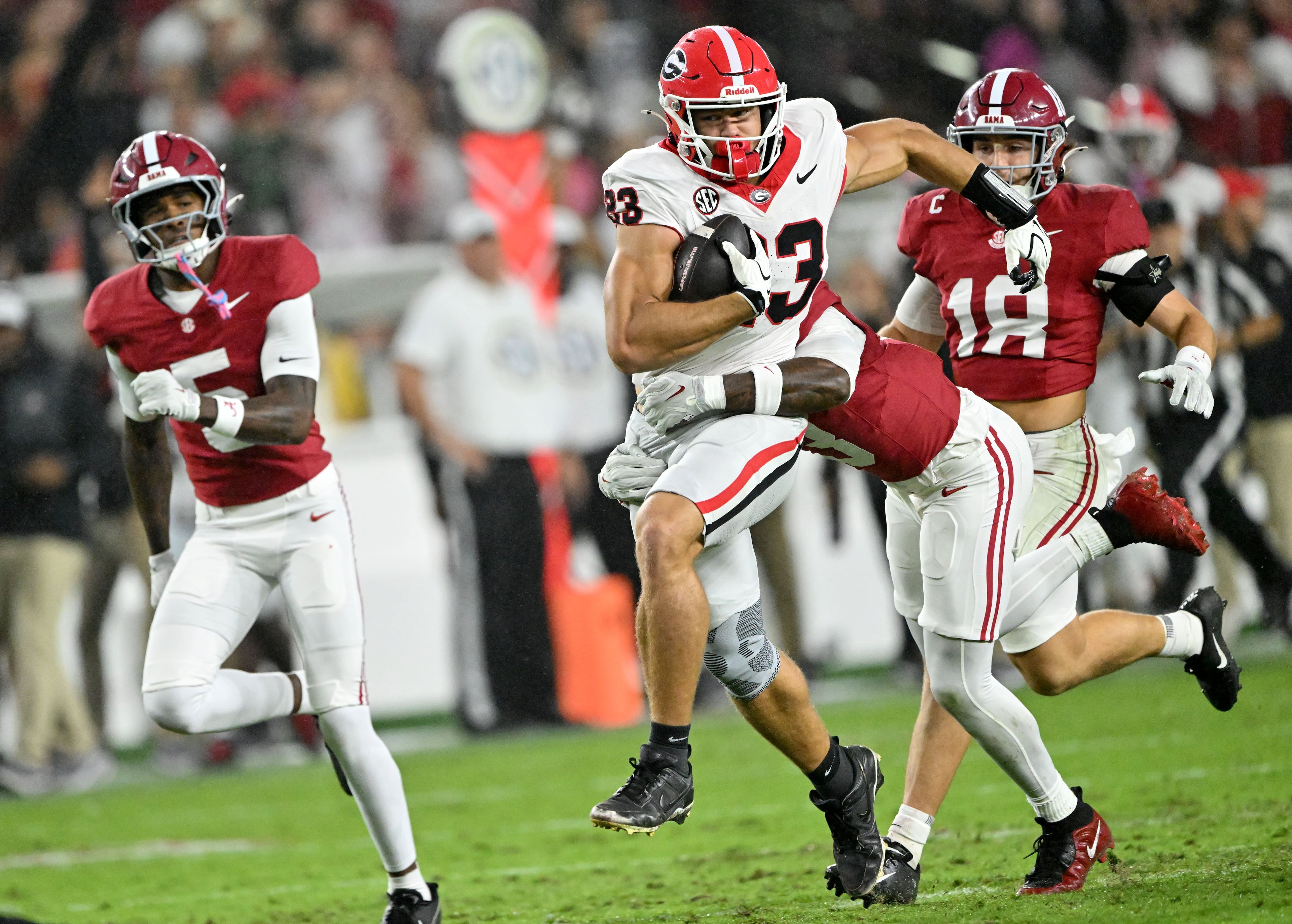 Georgia tight end Jaden Reddell (center) runs the ball during the first half in an NCAA football game at Bryant-Denny Stadium on Saturday, Oct. 10, 2026, in Tuscaloosa, Alabama. (Hyosub Shin/AJC)