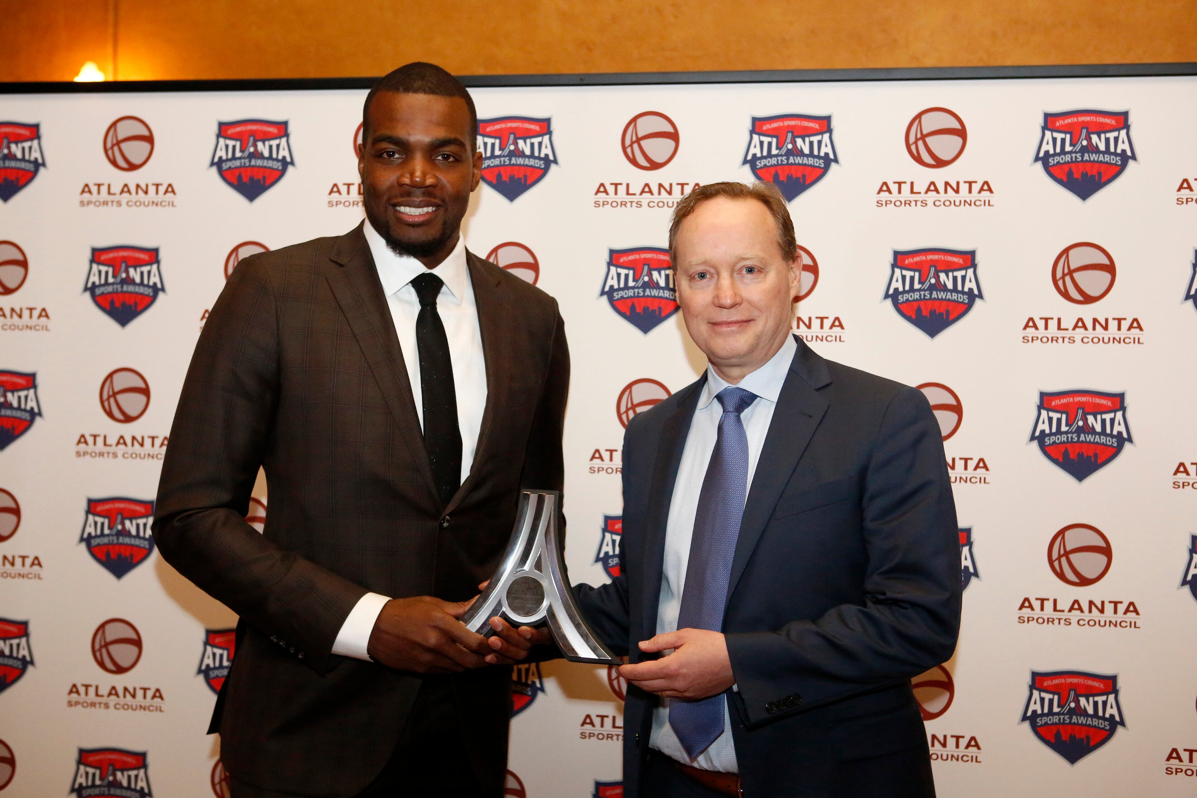 Atlanta Hawks forward Paul Millsap and Atlanta Hawks head coach Mike Budenholzer pose with the Team of the Year award during the Atlanta Sports Awards at the Fox Theatre Thursday, February 25, 2016, in Atlanta. PHOTO / JASON GETZ