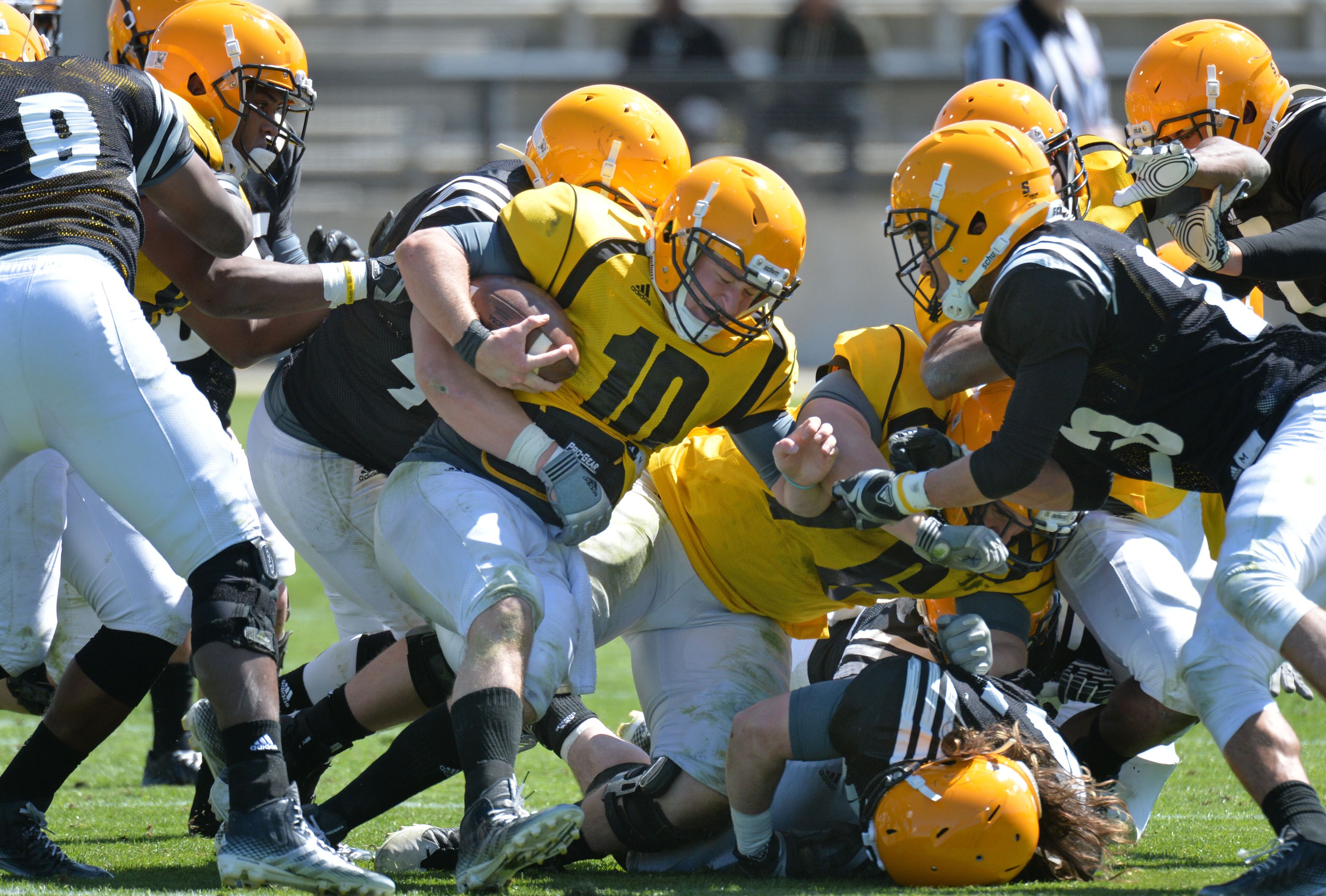 Trey White (10) runs against a stiff defense. HYOSUB SHIN / HSHIN@AJC.COM