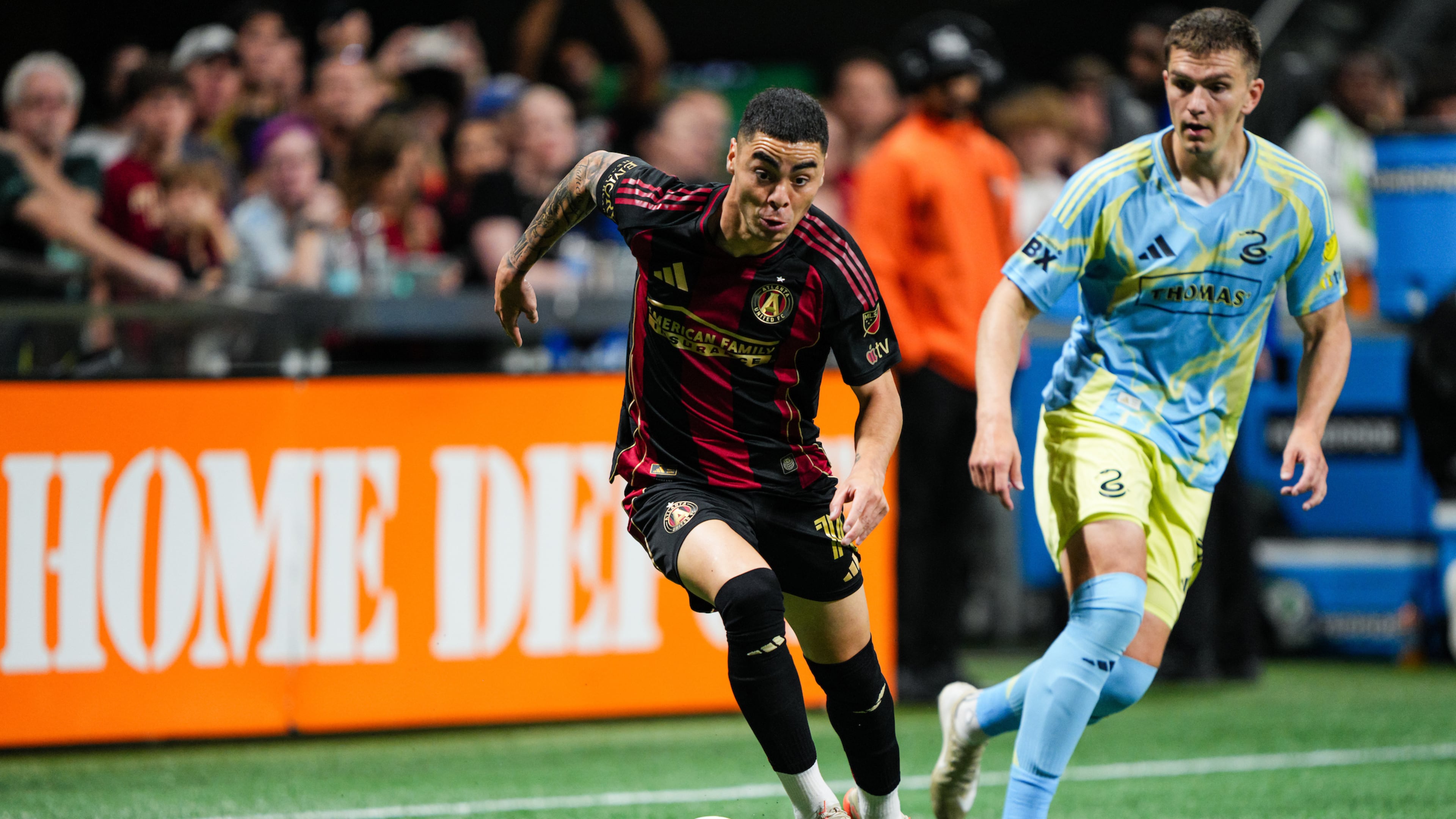 Atlanta United forward Miguel Almirón #10 dribbles down the field during the match against the Philadelphia Union at Mercedes-Benz Stadium in Atlanta, GA on Saturday May 17, 2025. (Photo by Matthew Grimes/Atlanta United)