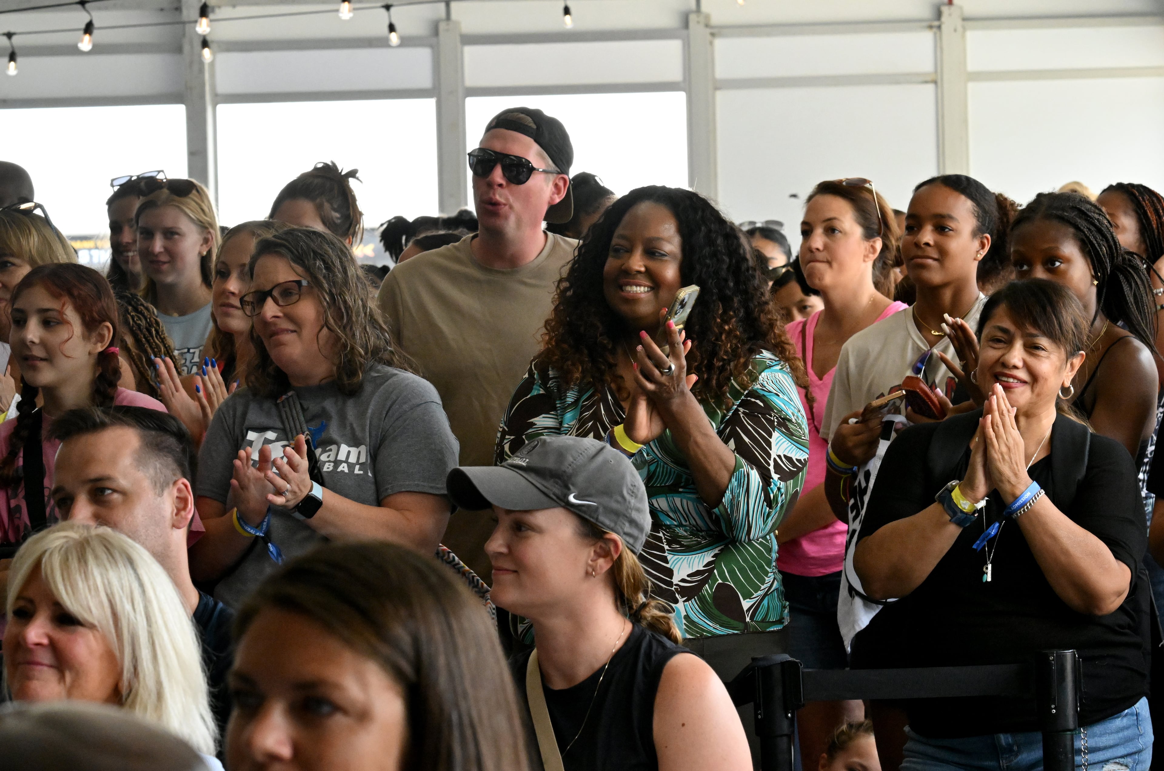 Fans react during the announcements. (Hyosub Shin / Hyosub.Shin@ajc.com)
