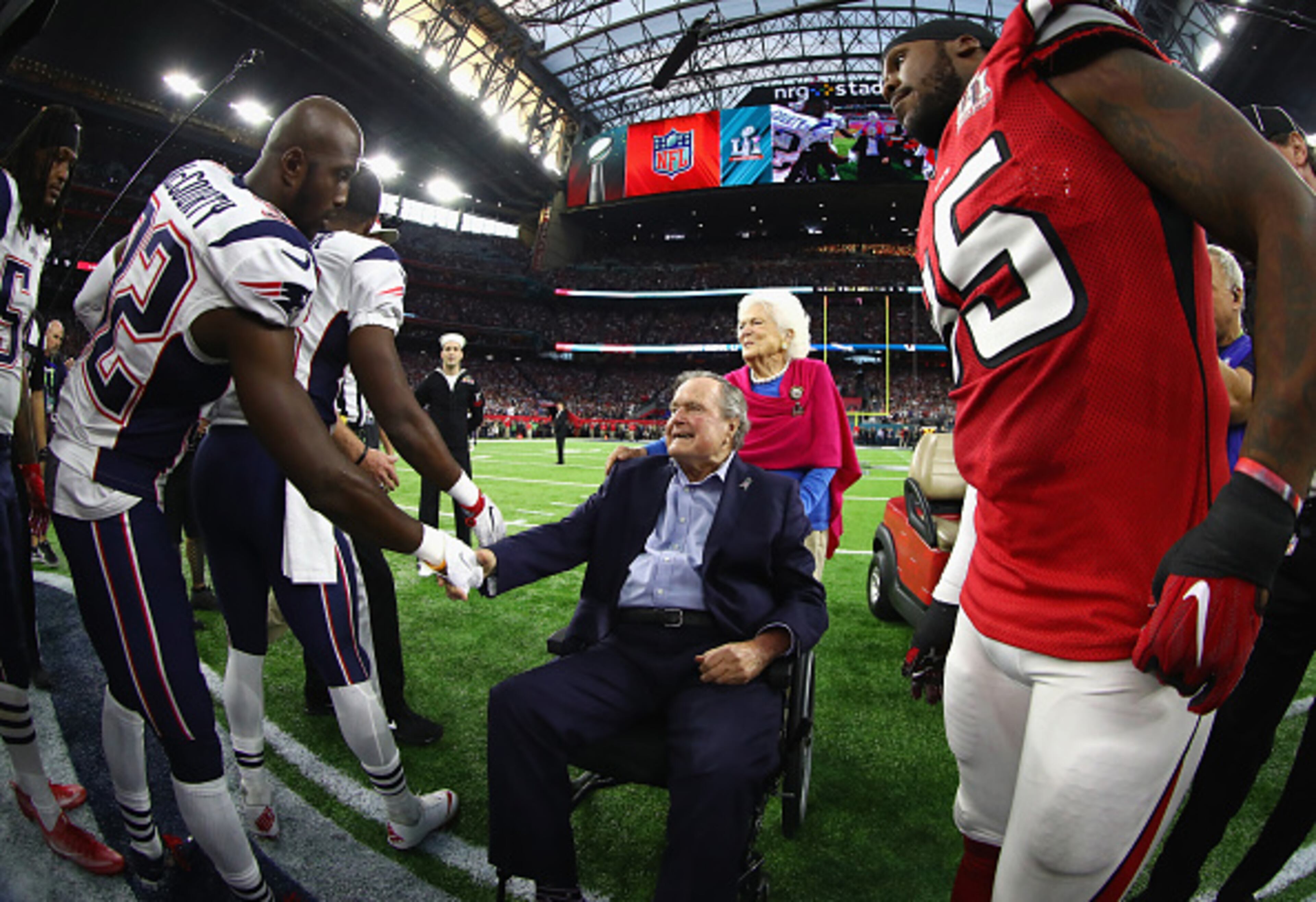 HOUSTON, TX - FEBRUARY 05: President George H.W. Bush and Barbara Bush arrives for the coin toss prior to Super Bowl 51 between the Atlanta Falcons and the New England Patriots at NRG Stadium on February 5, 2017 in Houston, Texas. (Photo by Al Bello/Getty Images)