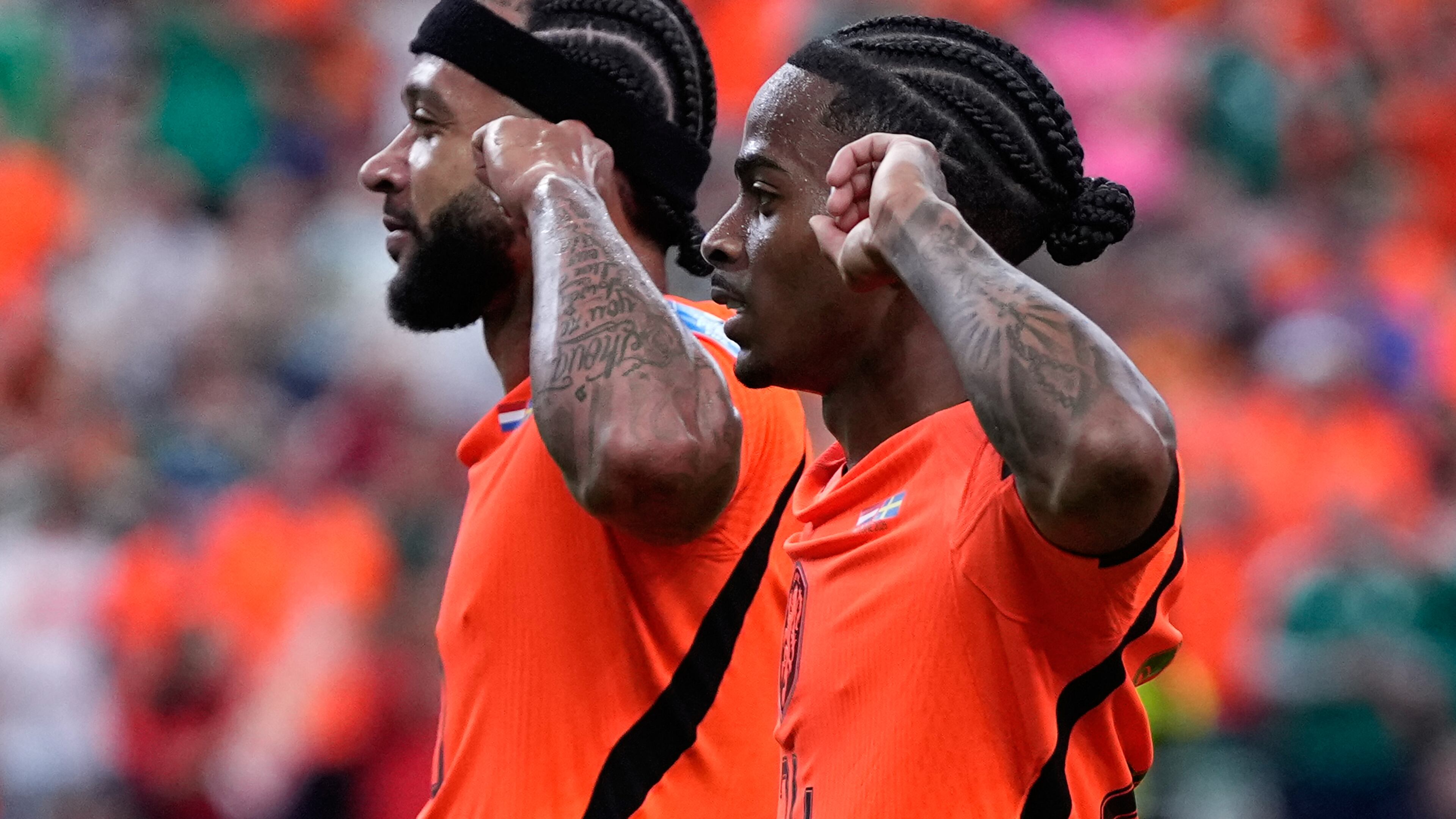 Netherlands' Crysencio Summerville celebrates with Memphis Depay, left, after scoring his side's fifth goal during the World Cup Group F soccer match between the Netherlands and Sweden in Houston, Saturday, June 20, 2026. (AP Photo/Ashley Landis)