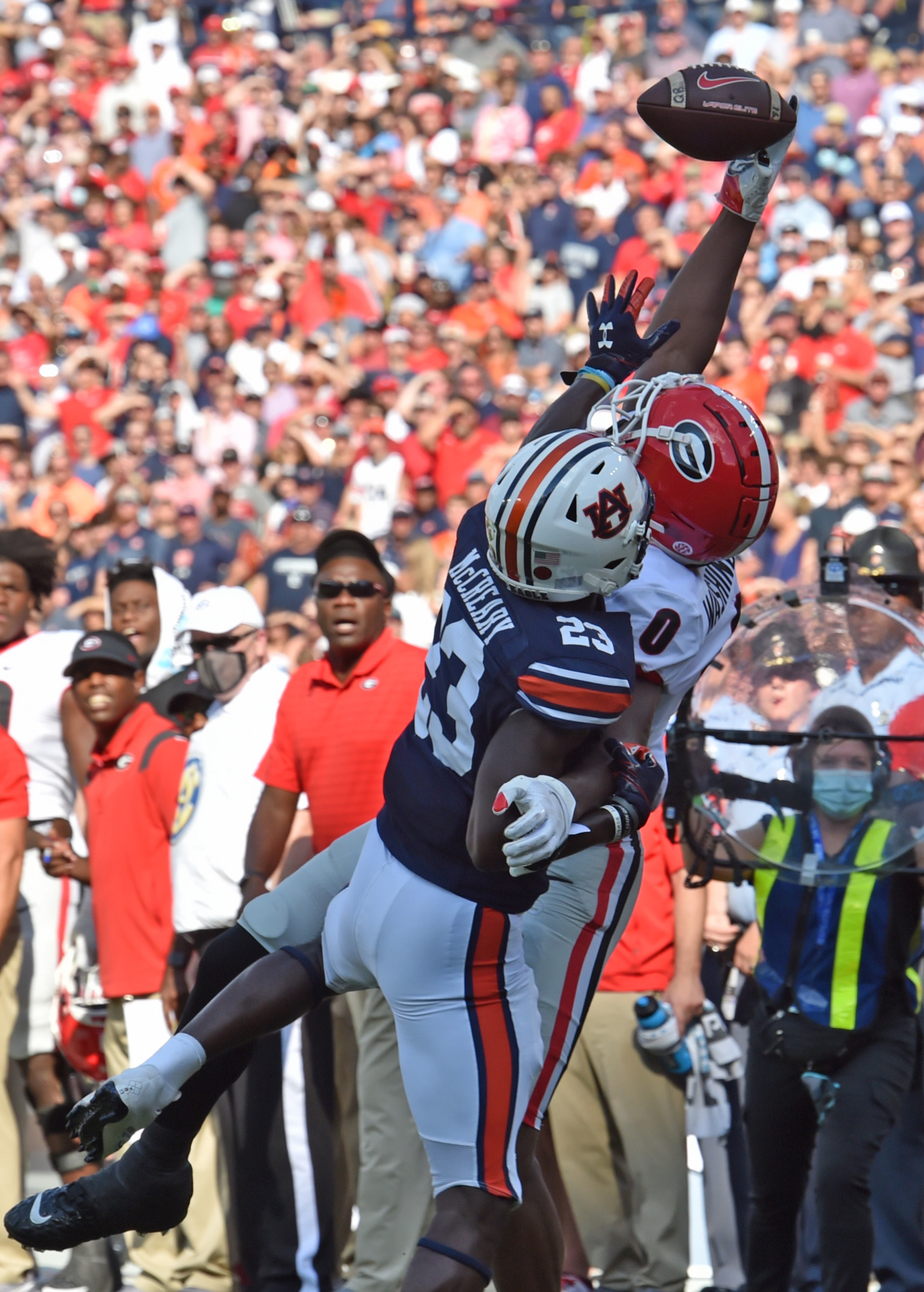 Georgia tight end Darnell Washington (0) attempts a one-handed catch under pressure from Auburn cornerback Roger McCreary (23). (Hyosub Shin / Hyosub.Shin@ajc.com)