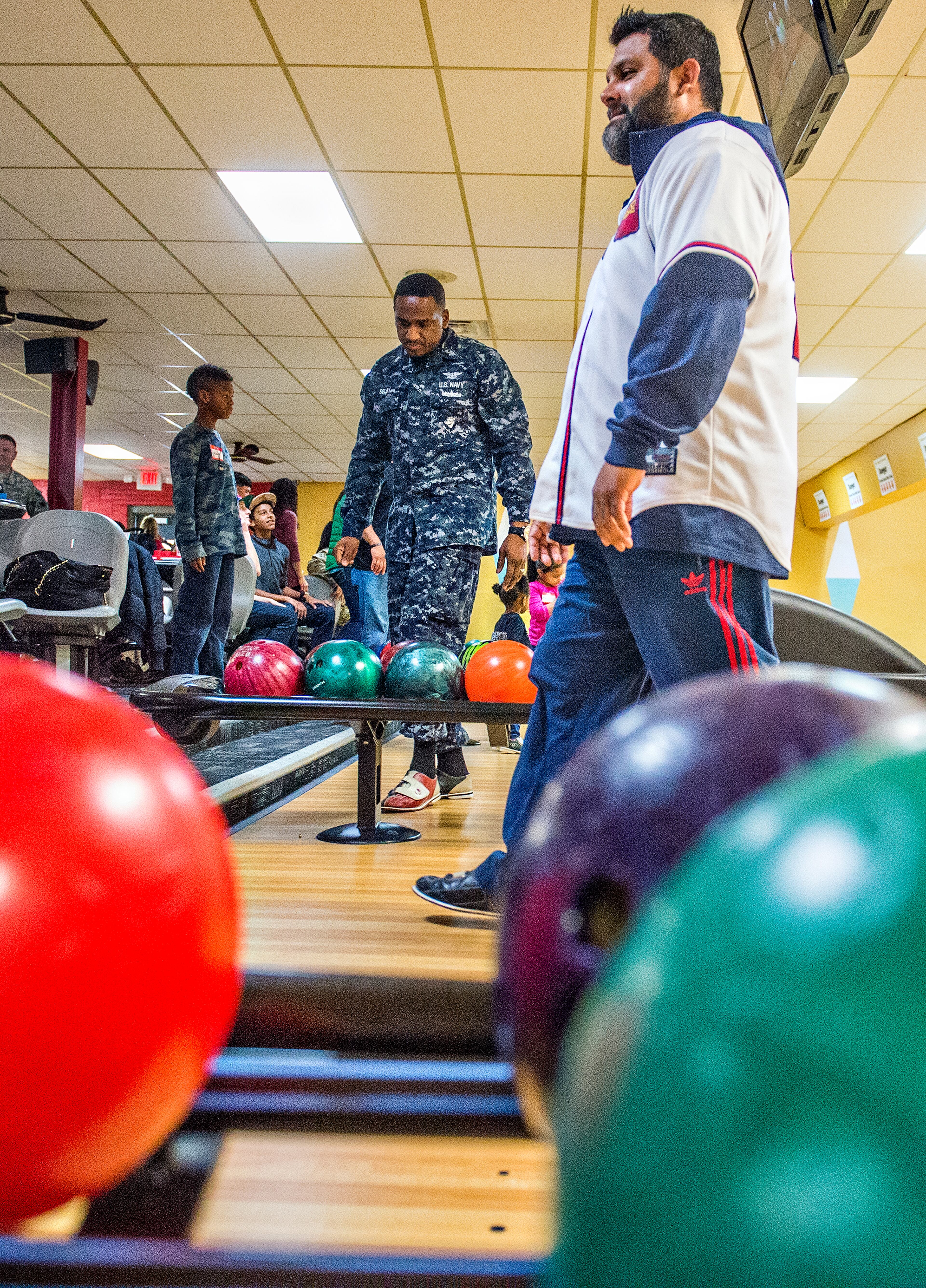 December 5, 2015 Atlanta - Atlanta Braves alumni Johnny Estrada (right) and Steffon Selby bowl against one another during the Atlanta Braves' Military Basebowl event at Midtown Bowl in Atlanta on Saturday, December 5, 2015. 40 military families were given the opportunity to hang out and bowl with Braves' coaches and alumni during the event on Saturday. JONATHAN PHILLIPS / SPECIAL