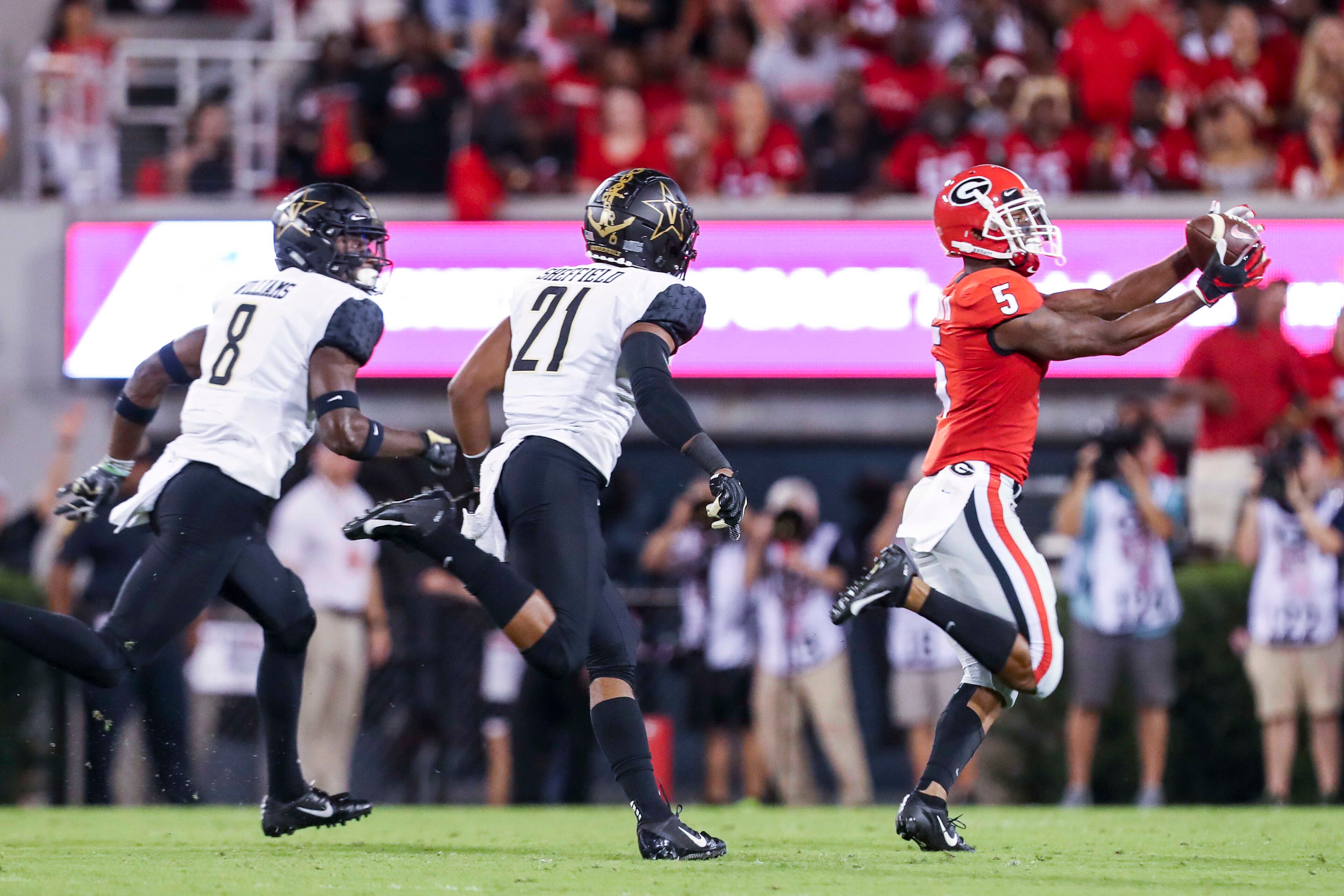 10/06/2018 -- Athens, Georgia -- Georgia wide receiver Terry Godwin (5) completes a pass for a touchdown against Vanderbilt during the first quarter of an NCAA college football game at Sanford Stadium in Athens, Saturday, October 6, 2018. (ALYSSA POINTER/ALYSSA.POINTER@AJC.COM)
