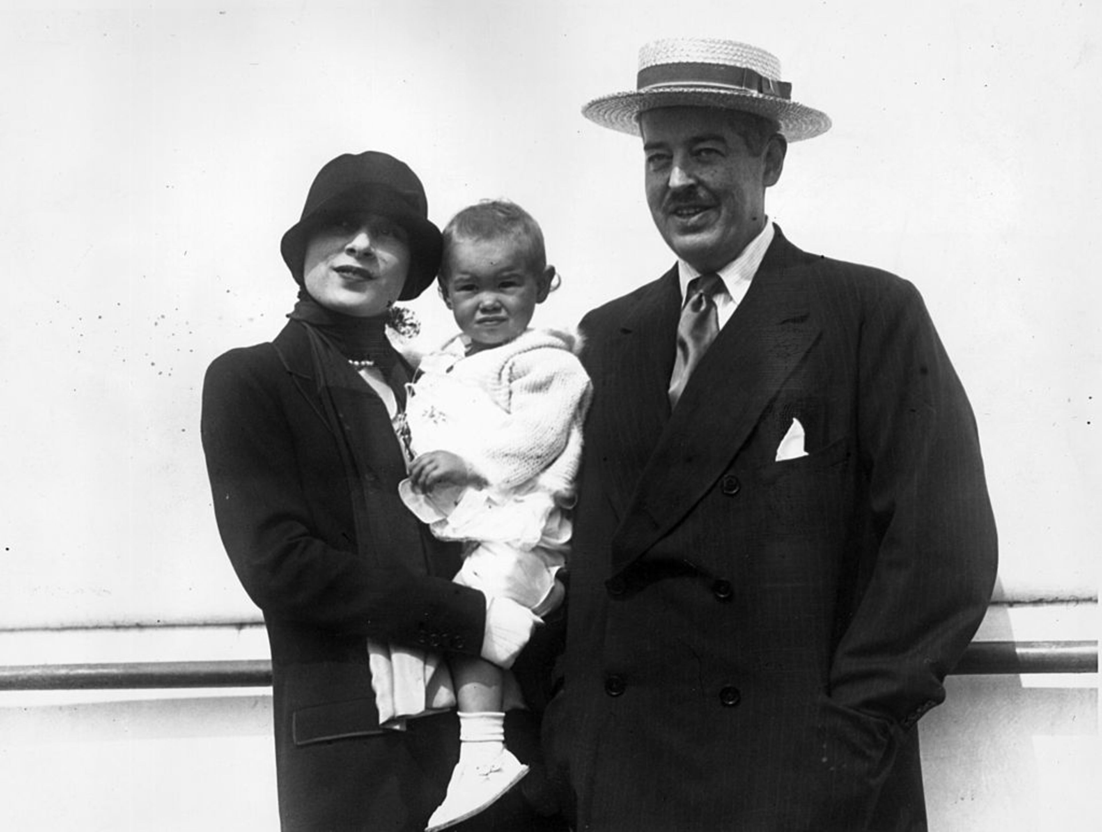 1925: Mr. and Mrs. Reginald C. Vanderbilt standing outdoors, posing with their baby daughter, Gloria Vanderbilt. (Photo by Hulton Archive/Getty Images)