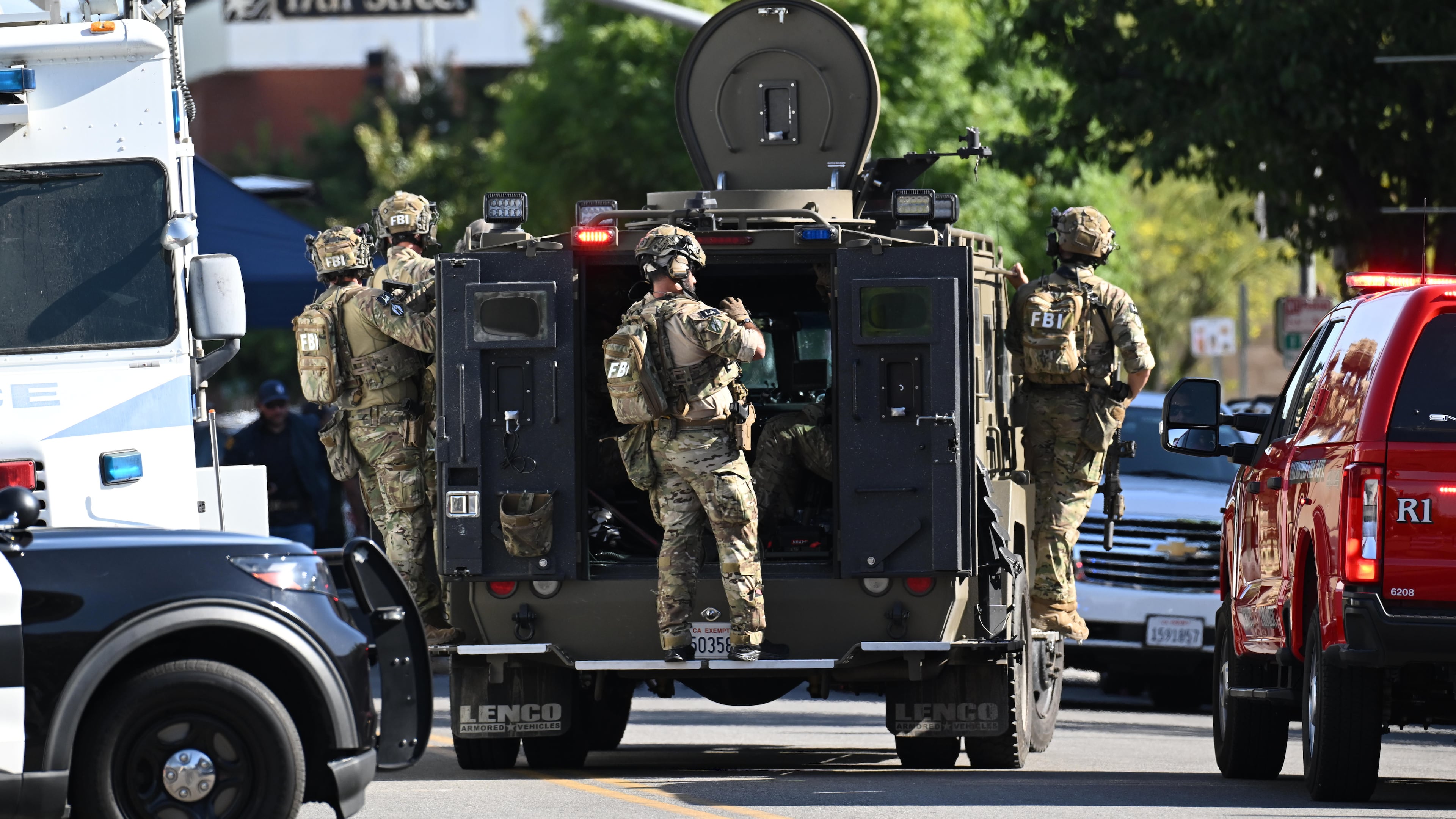 FBI agents respond after a man barricaded himself inside a building with hostages Tuesday, June 2, 2026, in Bakersfield, Calif. (AP Photo/David Dennis)