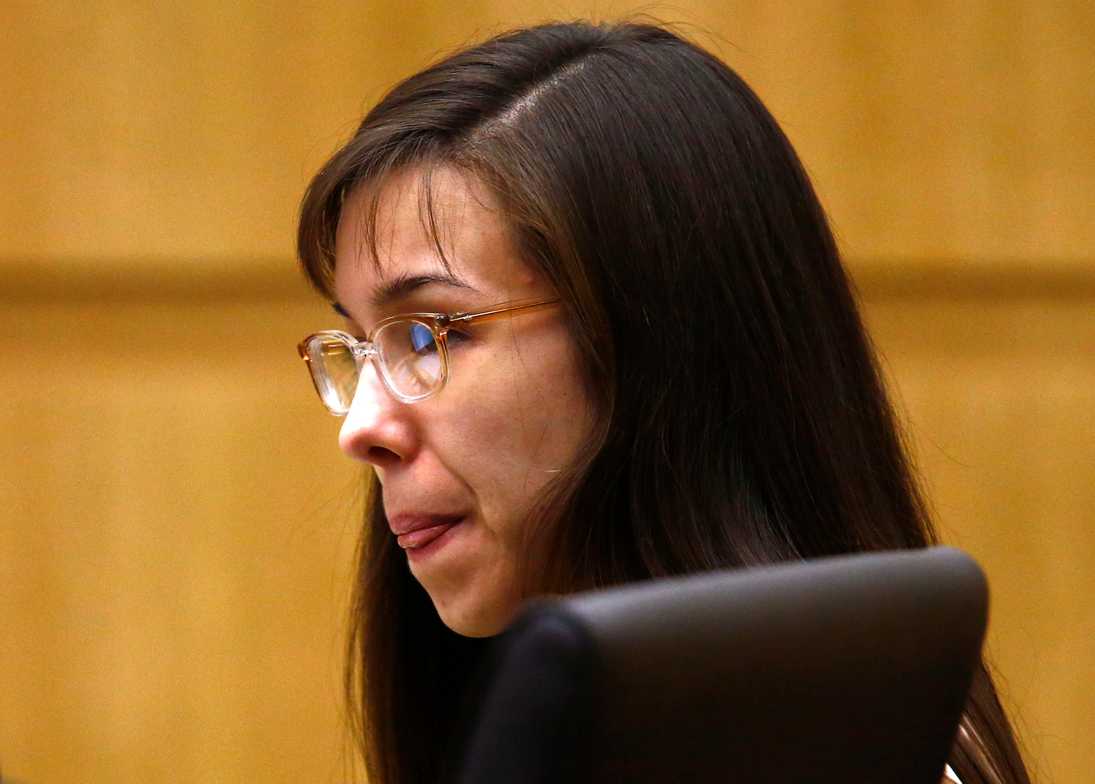 Jodi Arias listens to prosecutor Juan Martinez addresses the jury.