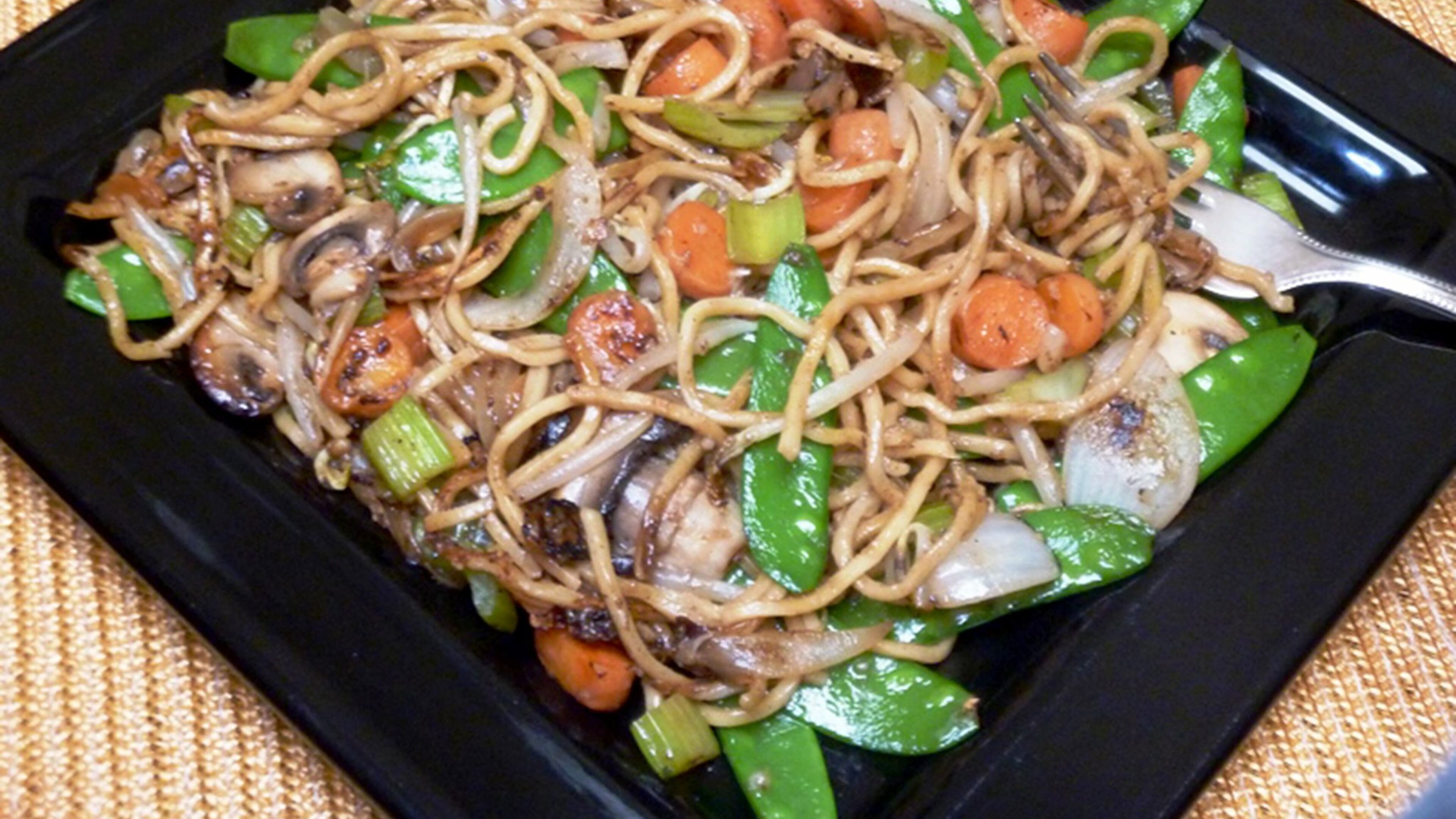 You can stir up a colorful noodle-veggie meal in a flash with this colorful, Lo Mein dish. (Linda Gassenheimer/TNS)