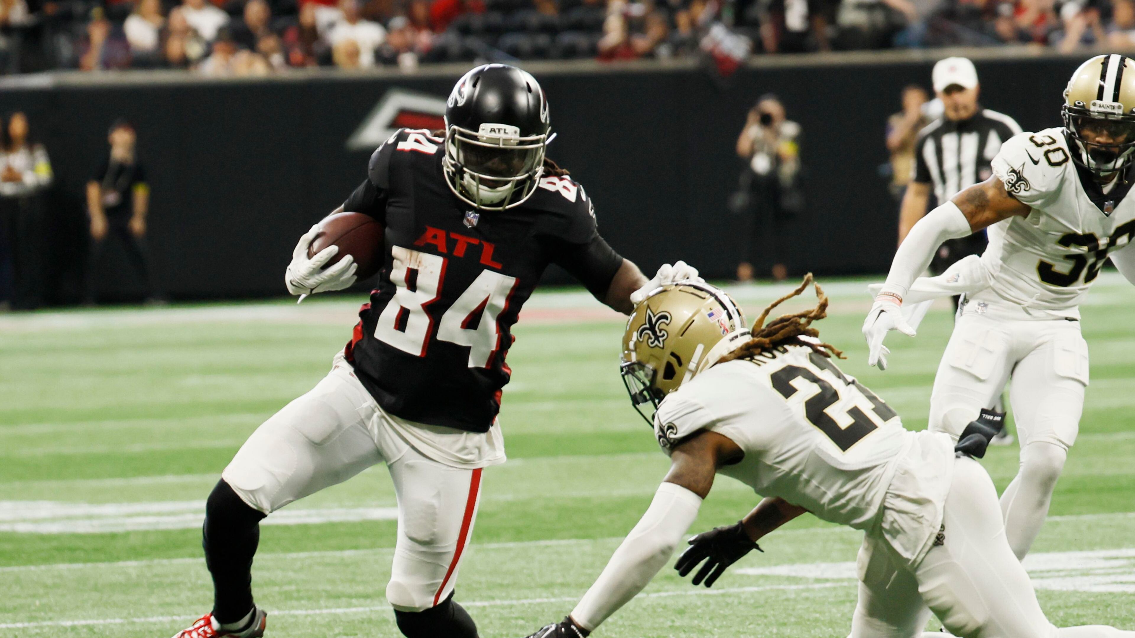 Falcons running back Cordarrelle Patterson avoids a tackle during the first half against the Saints on Sunday at Mercedes-Benz Stadium. (Miguel Martinez/Journal Constitutino/TNS)