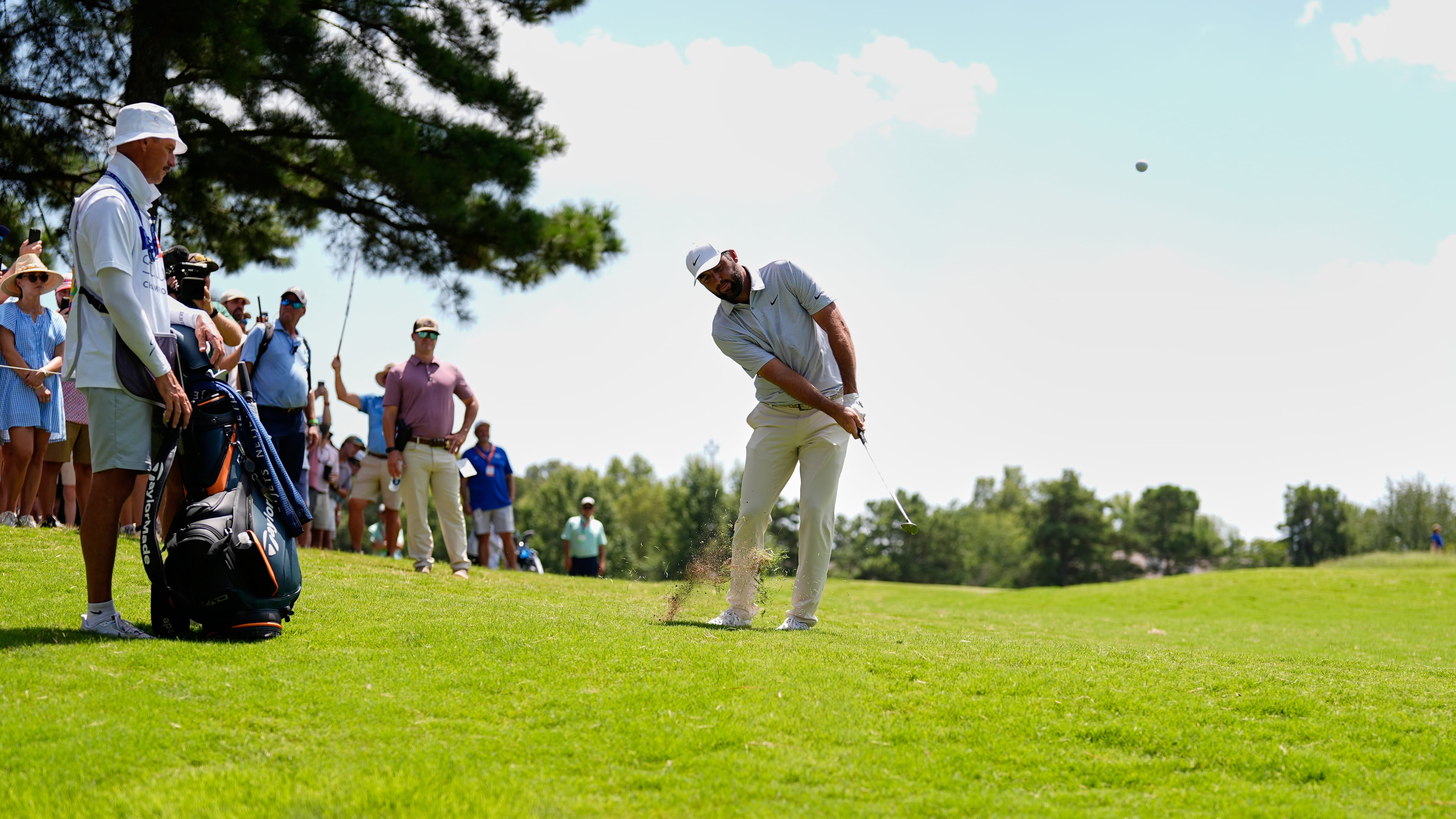 Scottie Scheffler chips onto the second green during the third round of the St. Jude Championship golf tournament Saturday, Aug. 15, 2026, in Memphis, Tenn. (AP Photo/George Walker IV)